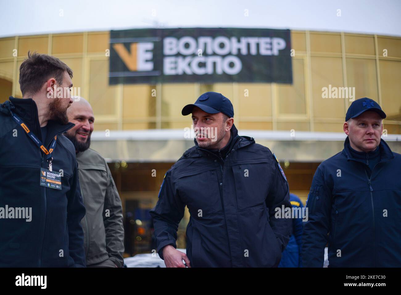 KIEW, UKRAINE - 10. NOVEMBER 2022 - der Leiter des Staatlichen Notdienstes der Ukraine, Serhii Kruk (C), nimmt an einer Zeremonie Teil, bei der eine Reihe von kugelsicheren Menschen angenommen werden Stockfoto