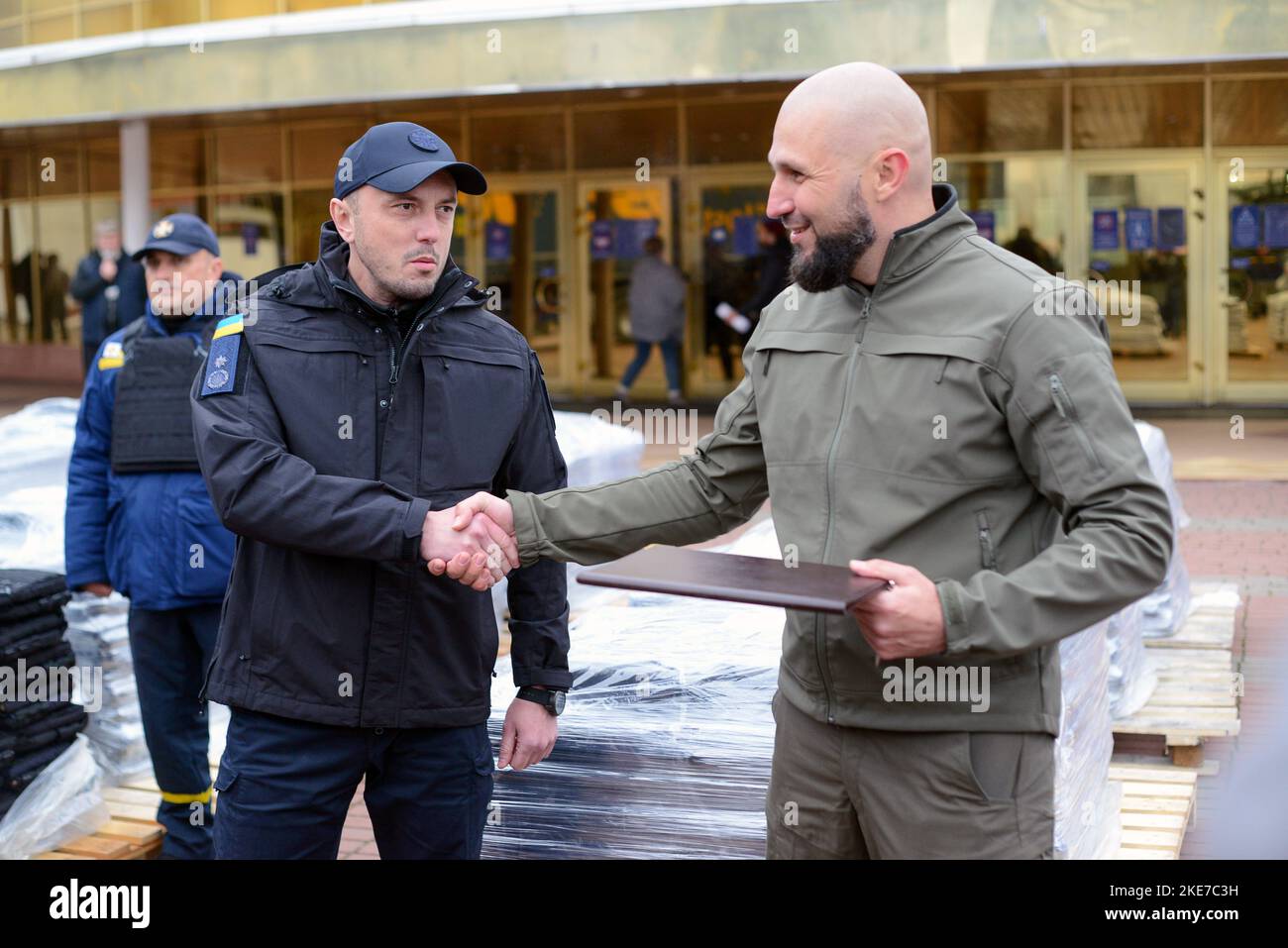 KIEW, UKRAINE - 10. NOVEMBER 2022 - Leiter des staatlichen Notdienstes (DSNS) der Ukraine Serhii Kruk (L) schüttelt sich die Hände mit dem Vorsitzenden des Verwaltungsrats der Ukraine Stockfoto