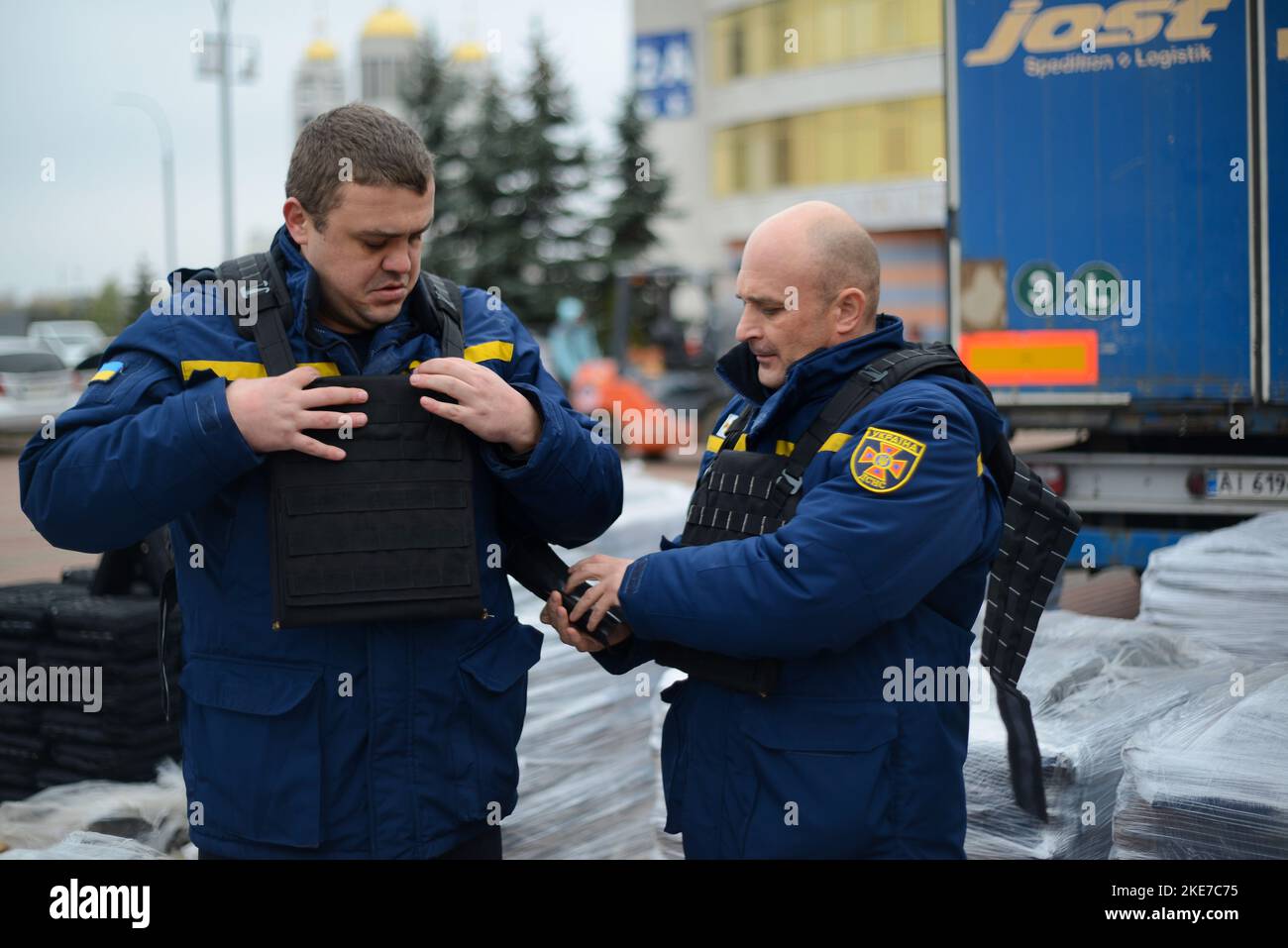 KIEW, UKRAINE - 10. NOVEMBER 2022 - Rettungskräfte versuchen, kugelsichere Westen aus dem Stapel zu verwenden, der vom Lwiwer Verteidigungscluster für den staatlichen Notdienst bereitgestellt wurde Stockfoto