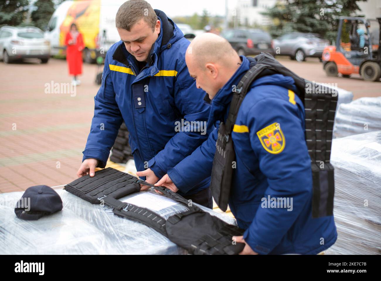 KIEW, UKRAINE - 10. NOVEMBER 2022 - Retter untersuchen eine der kugelsicheren Westen aus der Charge, die vom Lwiwer Verteidigungscluster für den Staat EM bereitgestellt wurde Stockfoto