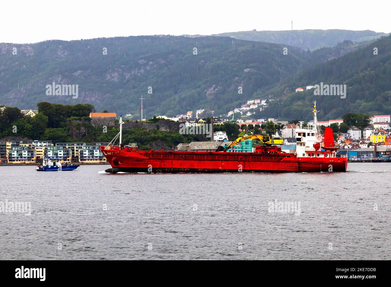 Altes Stückgutschiff Dantic, das vor Nordnes in Puddefjorden im Hafen von Bergen, Norwegen, vorbeifährt Stockfoto