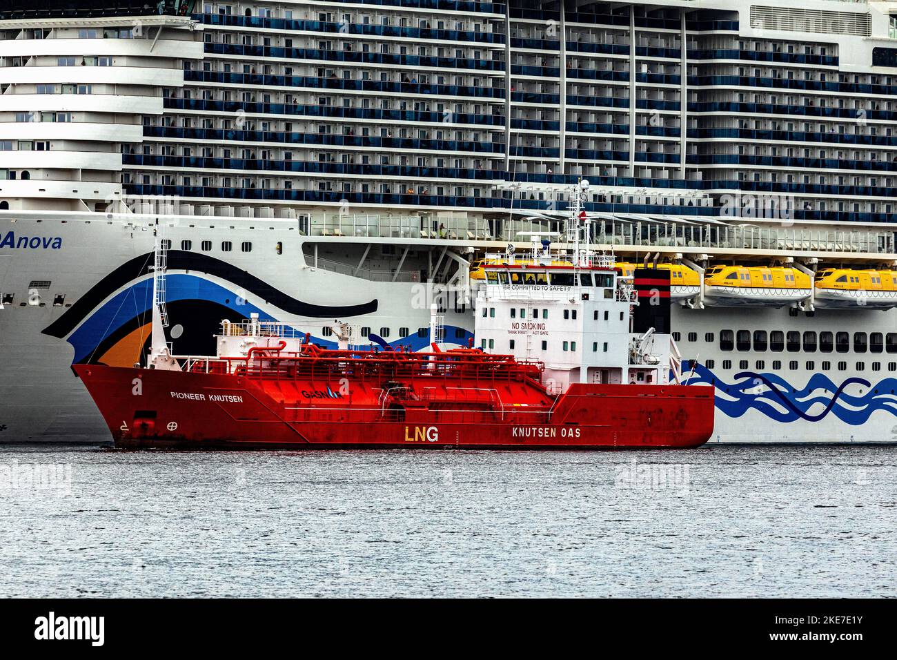 Kreuzfahrt-Schiff Sky AIDAnova am Jekteviken Terminal im Hafen von Bergen, Norwegen. Vorbereitung auf die Abfahrt. LNG-Träger Pioneer Knutsen neben. Stockfoto