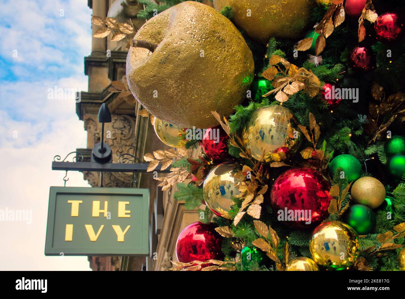 ivy Restaurant Schild Glasgow Außenfassade Weihnachtsdekoration aus nächster Nähe Stockfoto