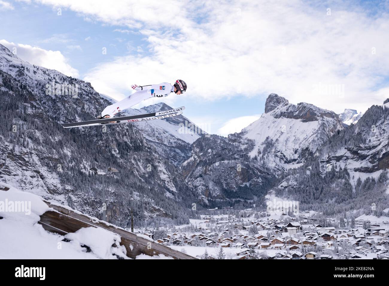 Eine schöne Aufnahme talentierter Teilnehmer während des Skisprungwettbewerbs in Kandersteg in der Nordic Arena im Winter, Schweiz Stockfoto