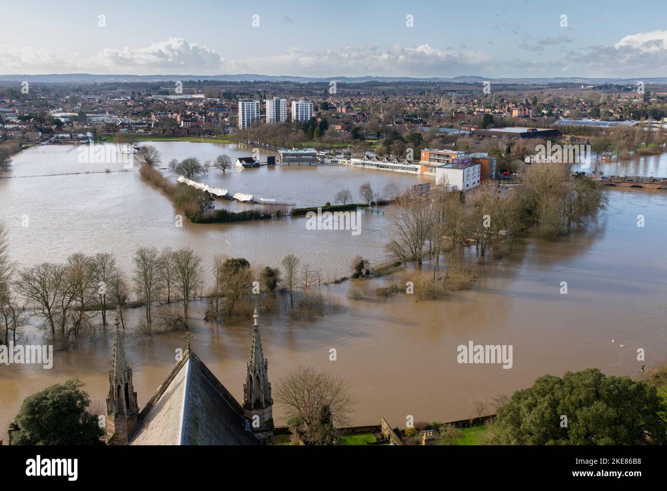 Der Fluss Severn im Vordergrund platzt an seinen Ufern, um den Worcester Cricket Club und die umliegenden Gebiete zu überfluten. Stockfoto