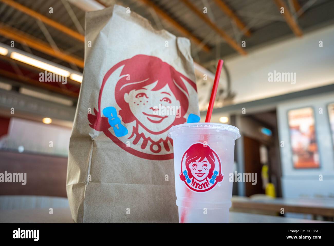 Wendy's Fast-Food-Restaurant mit einer Bestellung von Speisen und Getränken. (USA) Stockfoto