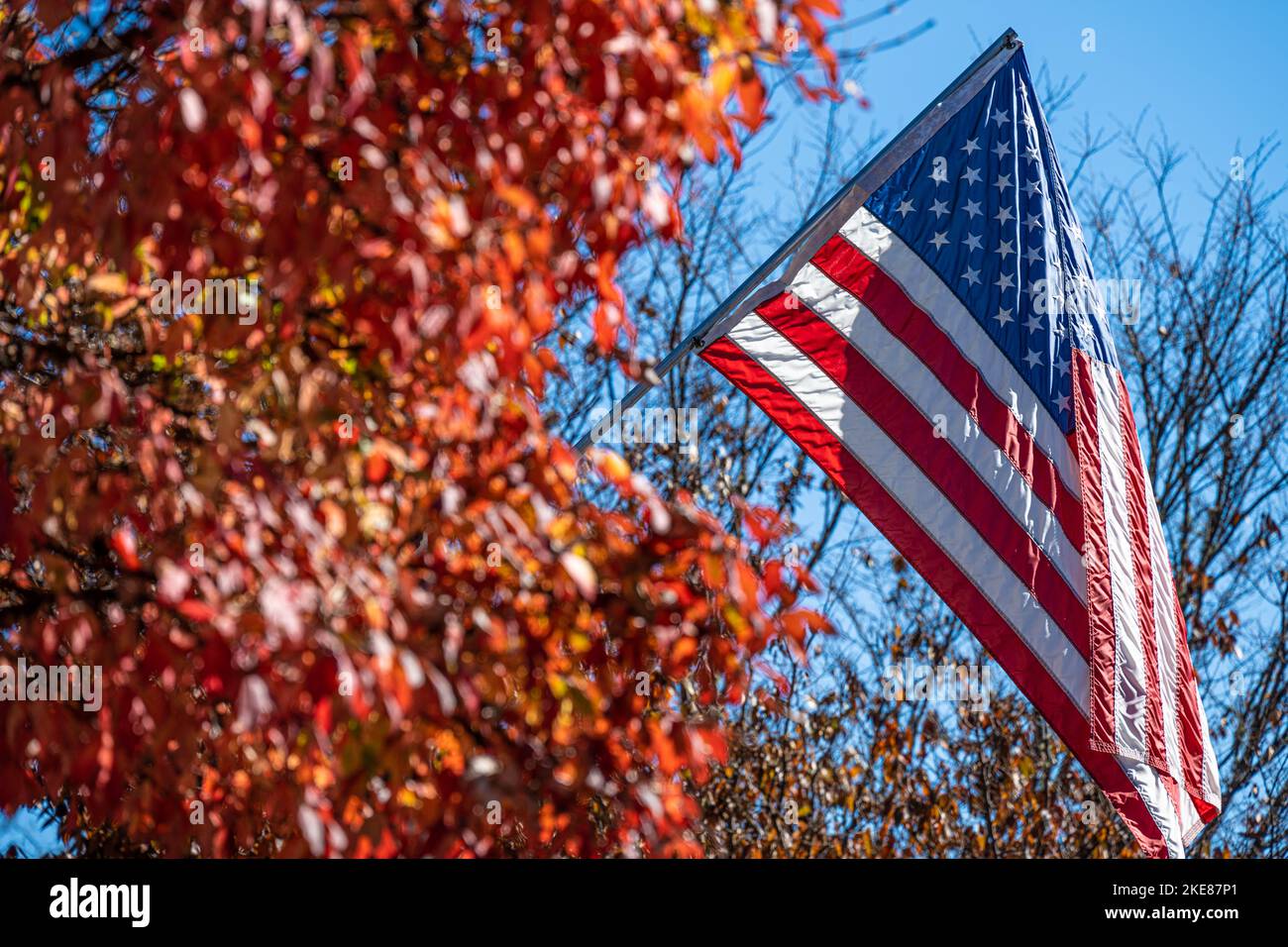 Amerikanische Flagge entlang der Main Street an einem schönen Herbsttag in Highlands, North Carolina. (USA) Stockfoto