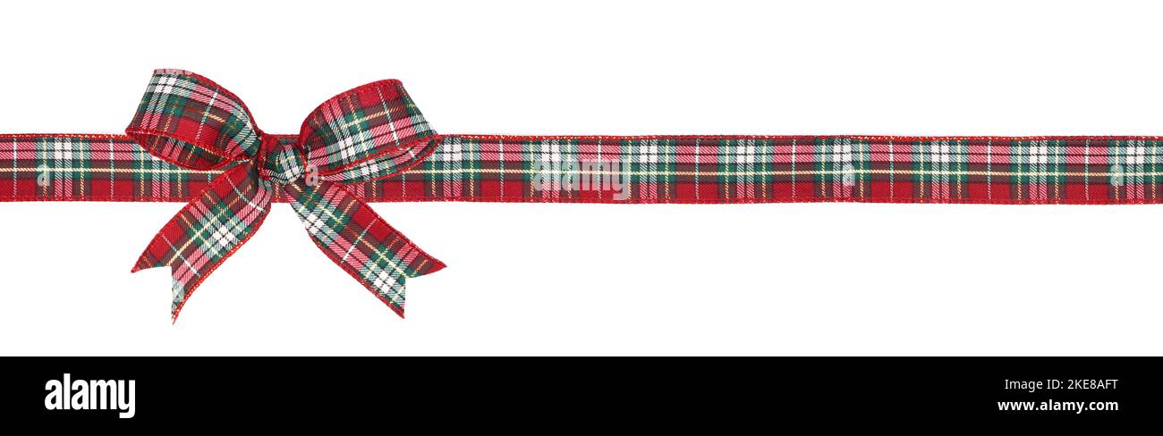 Rot, grün und weiß karierte Weihnachtsgeschenk Schleife und Band. Langer Rand isoliert auf weißem Hintergrund. Stockfoto