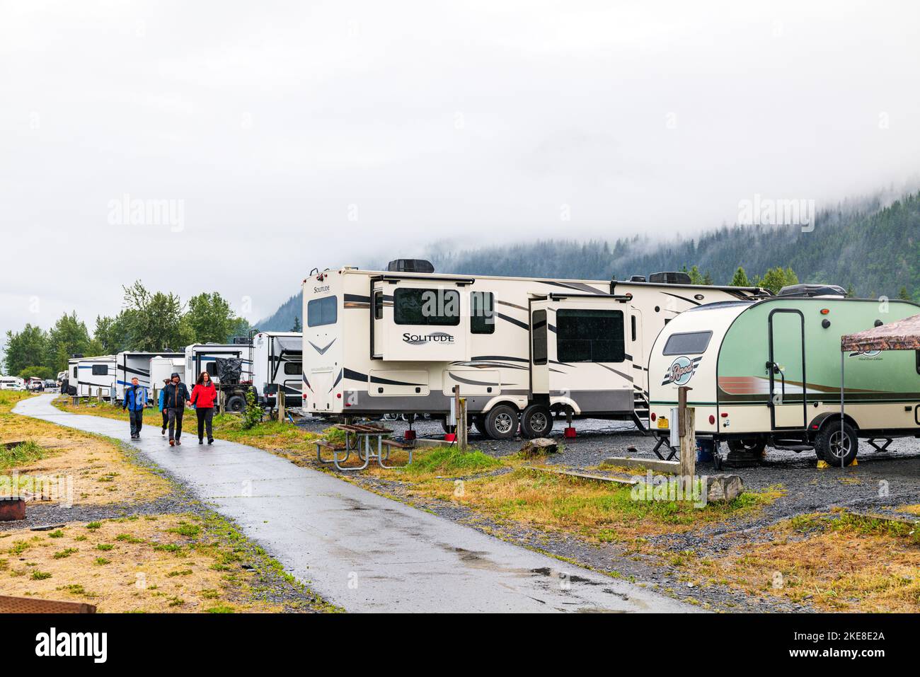 Touristen; Camper; Freizeitfahrzeuge; Forest River RV Site; Seward; Alaska; USA Stockfoto