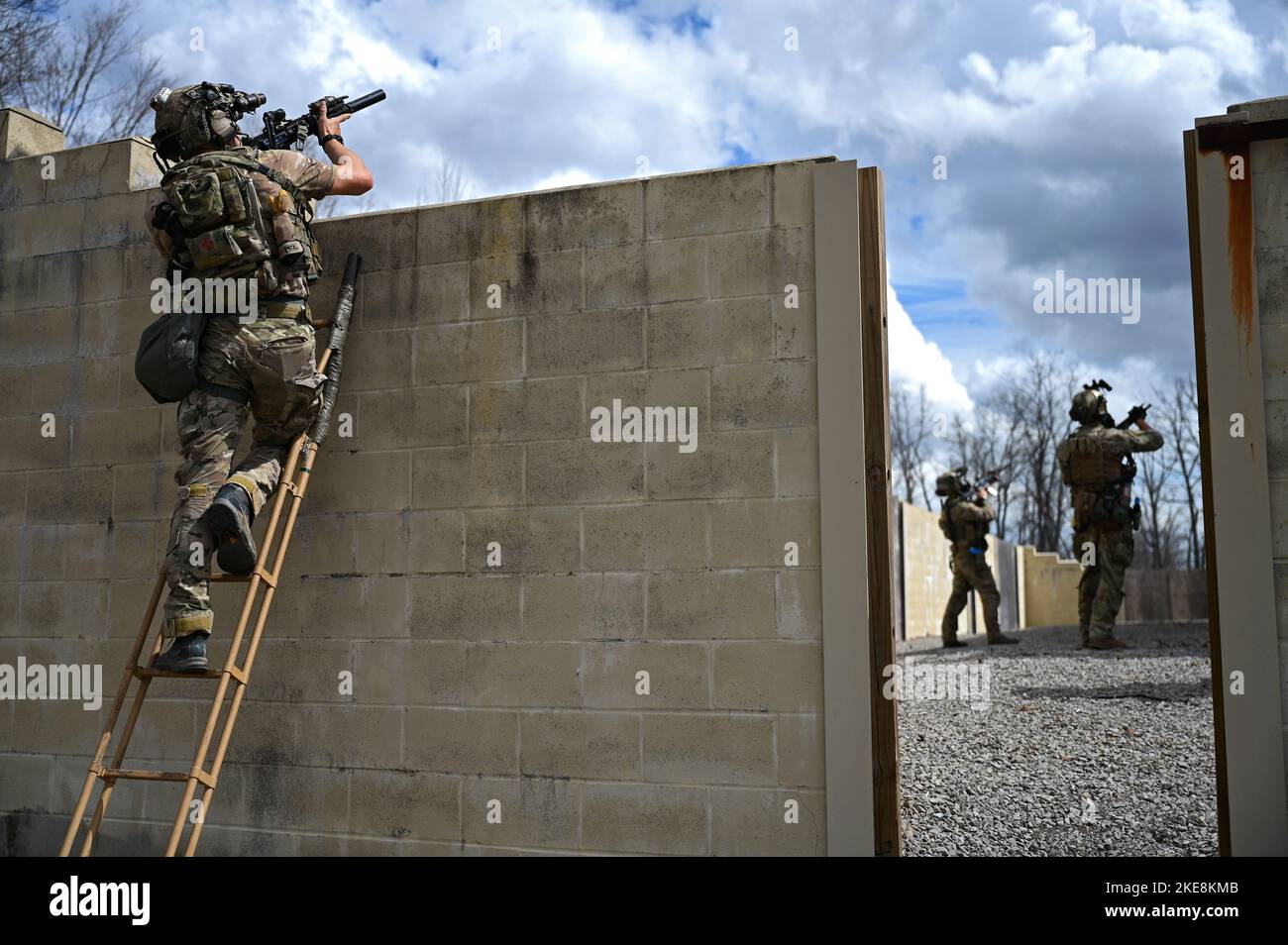 Air Force Special Tactics Operatoren des Special Operations Wings 24. führen während einer Trainingsübung am 16. März 2022 an einem nicht bekannt gegebenen Ort einen direkten Angriff durch. Special Tactics Airmen sind die Bodentruppen der Air Force und die führende taktische Luft-Boden-Integrationstruppe des U.S. Special Operations Command. (USA Foto der Luftwaffe von Staff Sgt. Ridge Shan) Stockfoto