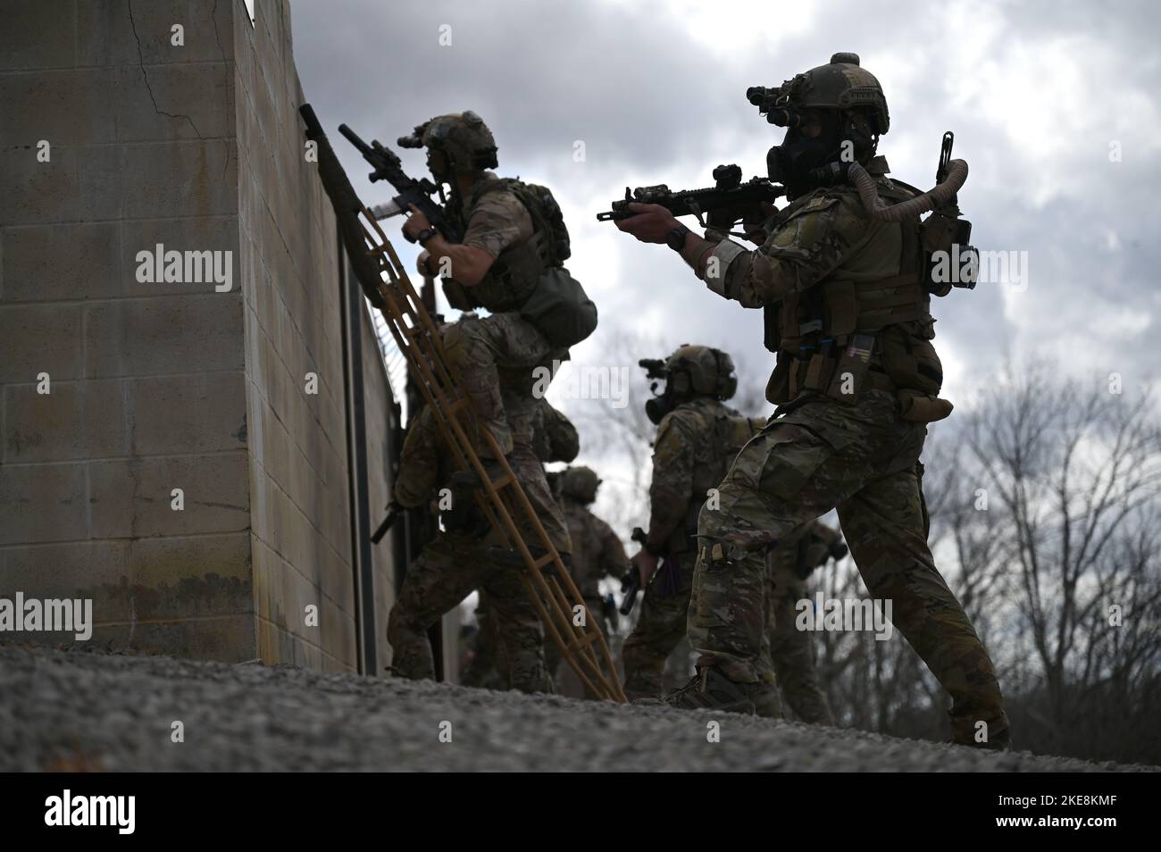 Air Force Special Tactics Operatoren des Special Operations Wings 24. führen während einer Trainingsübung am 16. März 2022 an einem nicht offengelegten Ort einen direkten Angriff in einer möglichen simulierten chemischen Umgebung durch. Special Tactics Airmen sind die Bodentruppen der Air Force und die führende taktische Luft-Boden-Integrationstruppe des U.S. Special Operations Command. (USA Foto der Luftwaffe von Staff Sgt. Ridge Shan) Stockfoto