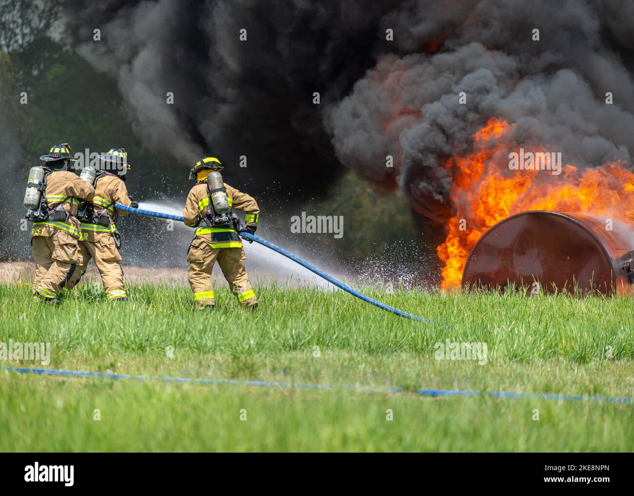 : Fort Leonard Wood Feuerwehrleute arbeiten an einem Jet-Brennstoff-Feuer während einer Trainingsübung zu löschen 8. Mai in der Luftwaffe Rettungsfeuerwehr Grube auf Training Area 207. Stockfoto