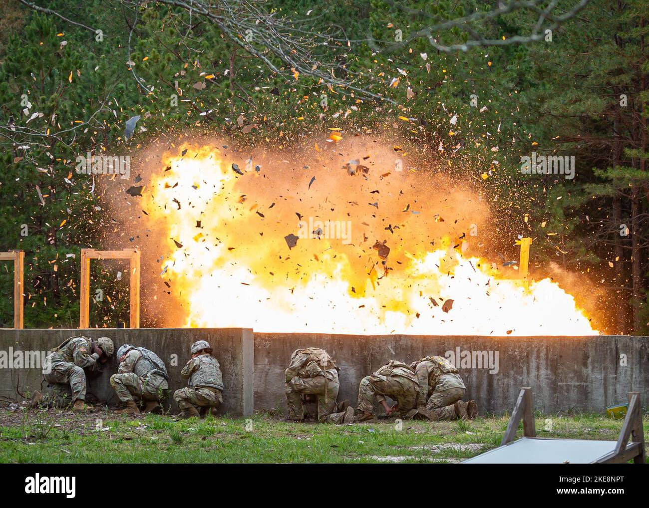 Die Teilnehmer des jährlichen LT. Gen. Robert B. Flowers Best Sapper Competition 15. schützen sich nach der Detonation einer ovalen Ladung am 24. April auf Range 33 im Rahmen der Demolitions Stakes Lane vor Trümmern. Stockfoto