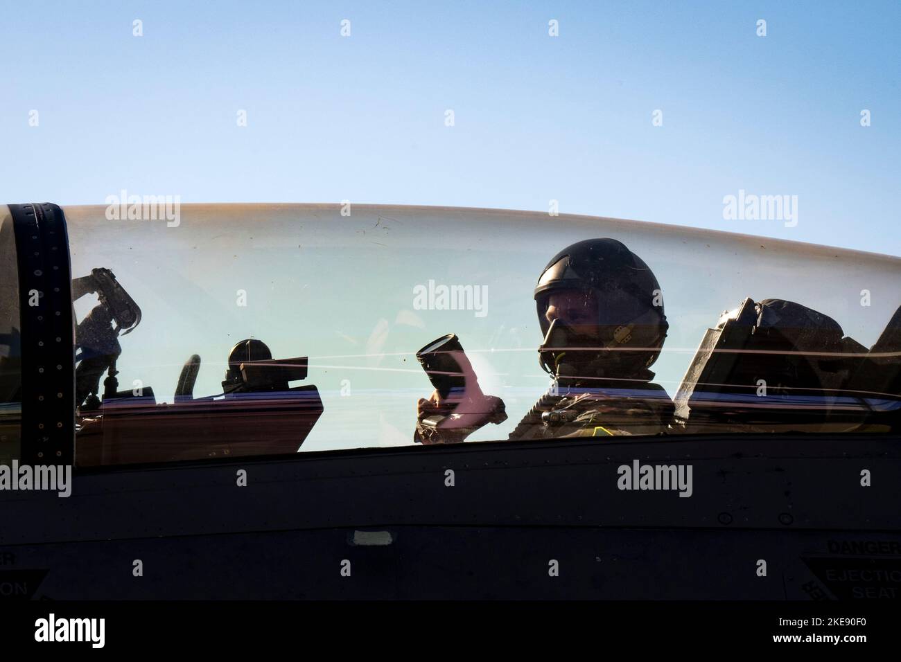 US Air Force Staff Sgt. Joseph Pick, ein Kameramann aus der Luft, der dem Kampfkamerastraffel 1. (CTCS) zugewiesen wurde, der auf der Joint Base Charleston, S.C. stationiert ist, bereitet seine Kamera vor einem Flug in einem F-16D Fighting Falcon auf der Shaw Air Force Base, S.C., 8. November 2022 vor. Die 1. CTCS sammelten Bilder, um ein Recruiting-Video zu erstellen, das das Bewusstsein für das Luftbildprogramm der Kampfkamera und die Fähigkeiten der Luftplattform maximierte. (USA Luftwaffe Foto von Senior Airman Madeline Herzog) Stockfoto