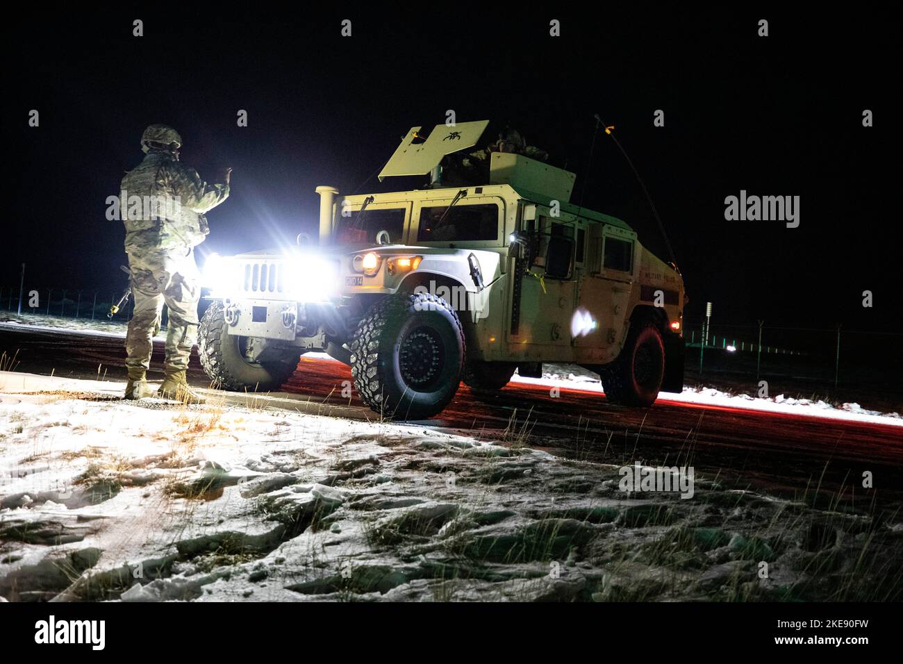 Soldaten der 113. Military Police Company, Mississippi Army National Guard, patrouillieren im Rahmen der Übung Guardian Watch 23 in Fort Greely, Alaska, 2. November 2022. Guardian Watch 23 konzentrierte sich auf die Durchführung bodengestützter Abwehr und kritischer Sicherheitsinstallationen, die die beiden Missionen des Raketenabwehrbataillons 49. sind. (Foto der Alaska National Guard von Staff Sgt. Katie Mazos-Vega) Stockfoto