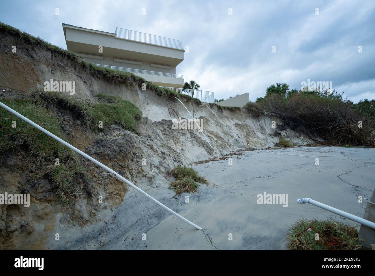 Nichts bleibt, wo der Hinterhof dieses Hauses einst zwischen Dünen in Ponce Inlet stand. Stockfoto