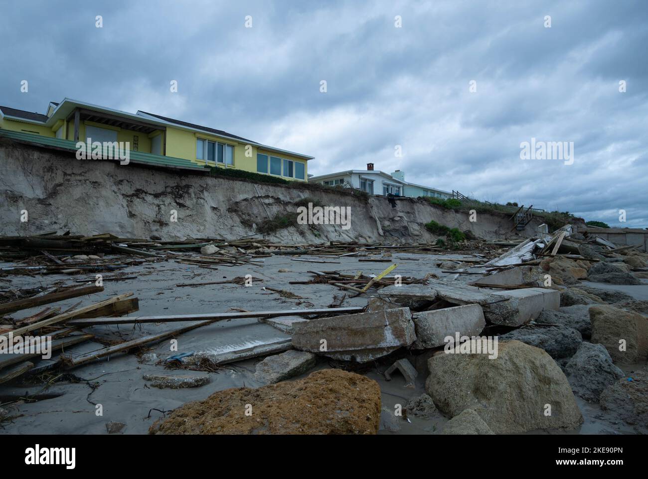 Nach dem Unhals Nicole sind die Häuser am Strand im Ponce Inlet nicht mehr durch Dünen geschützt. Stockfoto