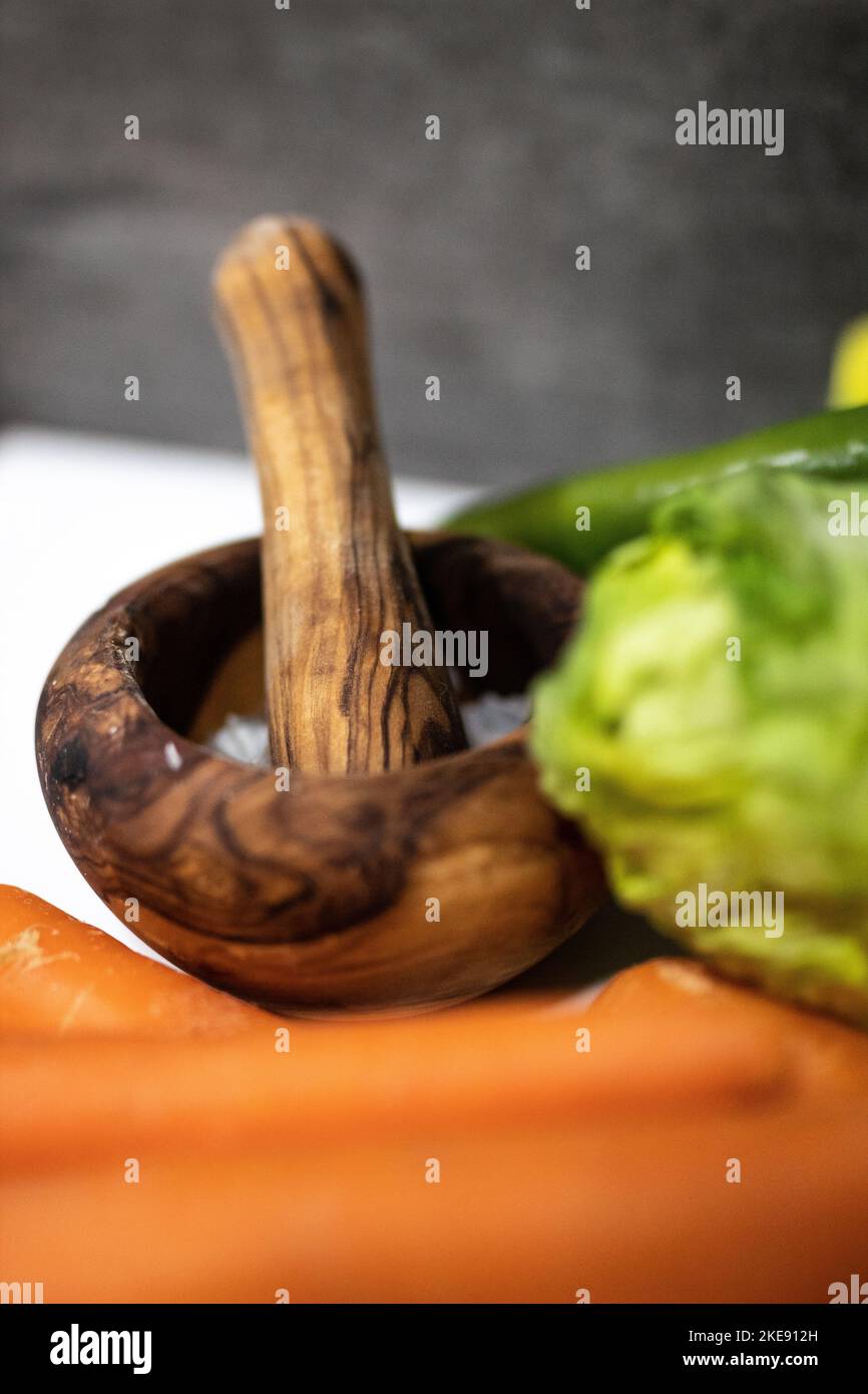 Eine Nahaufnahme von frischem Gemüse mit einem Holzmörtel Stockfoto