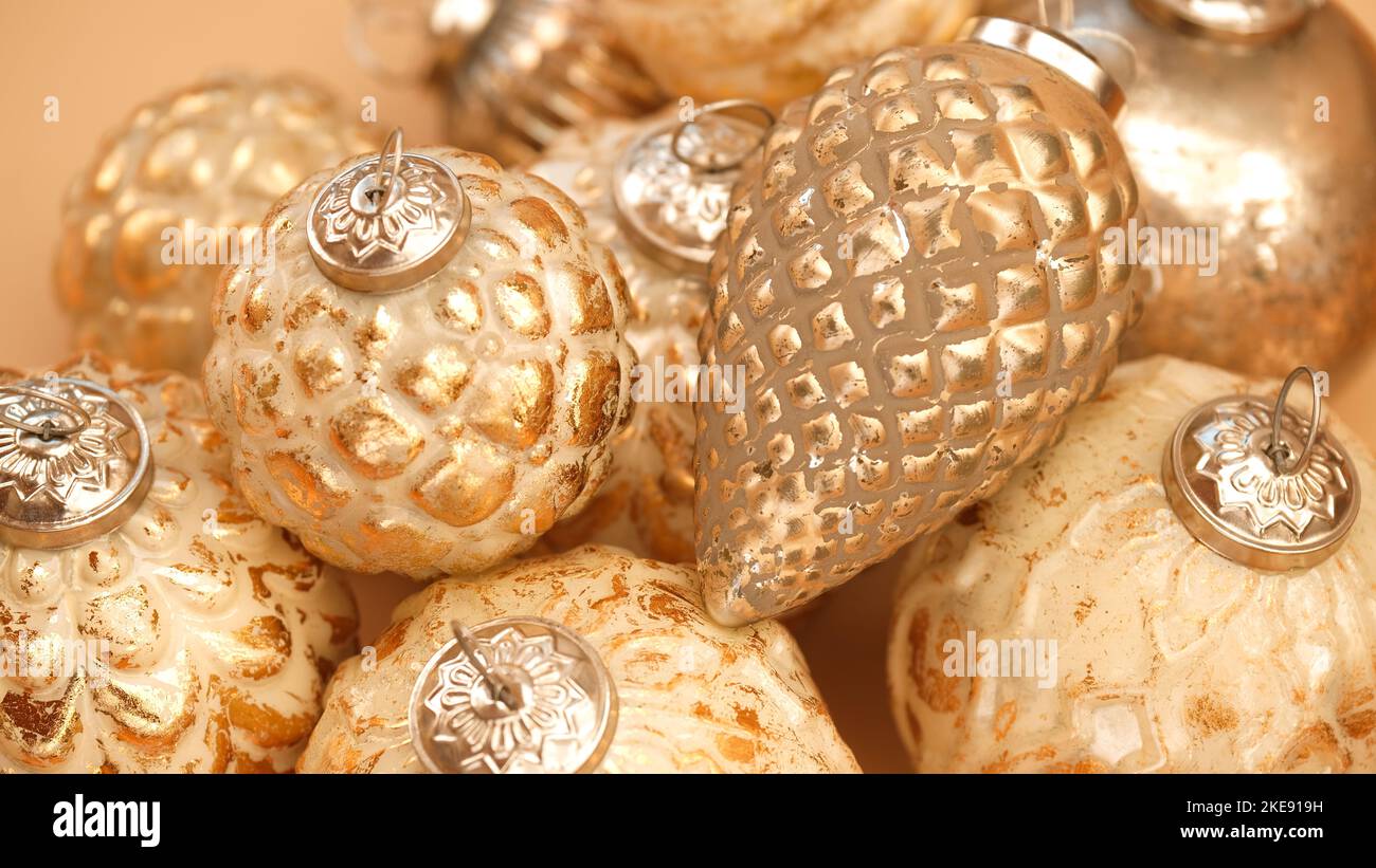 Weihnachtszeit Tapete in Goldfarben. Goldene Kugeln Textur. Goldene weihnachtskugeln. Weihnachtsbaum Dekoration Textur Stockfoto