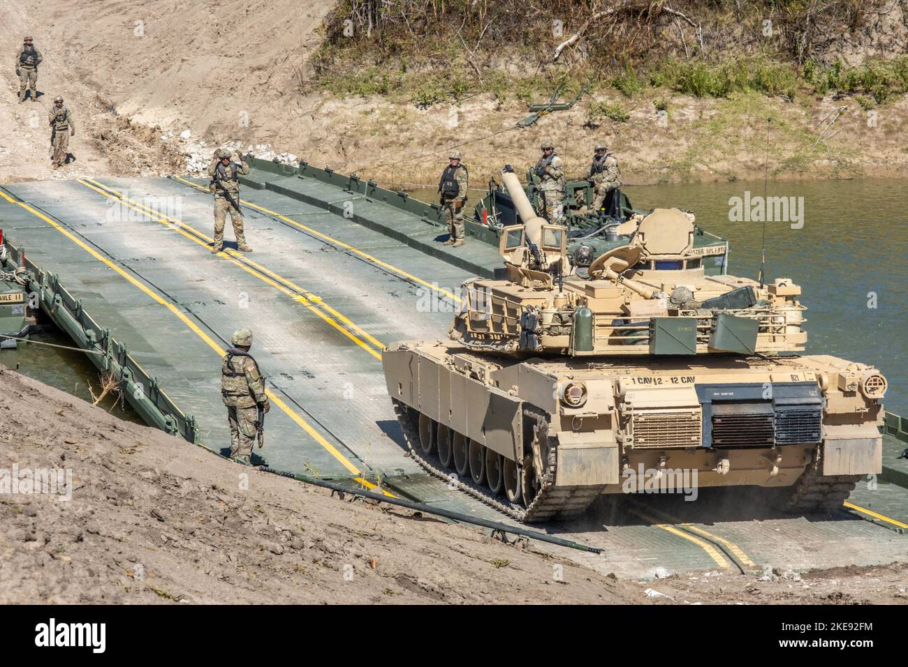 Fort Hood, Texas, USA. 26. Oktober 2022. Ein M1A2 Abrams Main Battle Tank überquert eine verbesserte Bandbrücke während einer Lückenüberquerung als Teil von Remagen Ready, in Fort Hood, Texas, Oktober. 26, 2022. Die Veranstaltung stellte die frühen Stadien der Bildung eines Gap Crossing Training Center auf dem Postweg dar. (Foto von Sgt. Kaden D. Pitt) Kredit: U.S. Army/ZUMA Press Wire Service/ZUMAPRESS.com/Alamy Live News Stockfoto