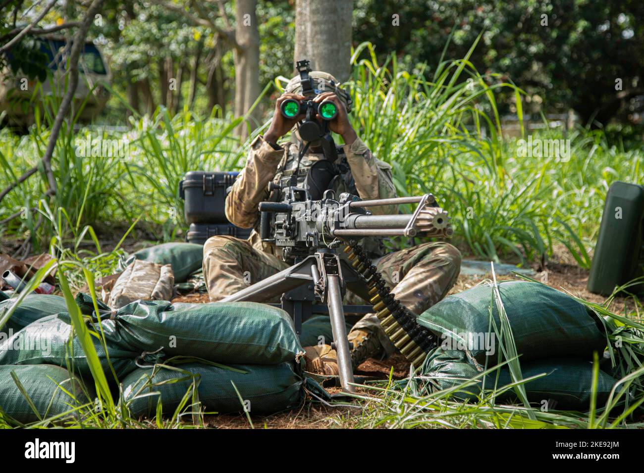 Hawaii, USA. 2.. November 2022. Soldaten der US-Armee wurden am November 225. Brigade Support Bataillon, 2. Infantry Brigade Combat Team, 25. Infantry Division, Patrol Brigade Support Area 1 in Schofield Barracks, Hawaii, zugewiesen. 3, 2022. Die Trainingsrotation 23-01 des Joint Pacific Multinal Readiness Center (JPMRC) ermöglicht es den Soldaten des Tropic Lightning, ihre Verteidigungsbeziehungen zu stärken, die multinationale Interoperabilität zu fördern, die Bereitschaft zu erhöhen und das einheitliche regionale Landkraftnetz der Joint Force zu stärken. Kredit: U.S. Army/ZUMA Press Wire Service/ZUMAPRESS.com/Alamy Live Nachrichten Stockfoto