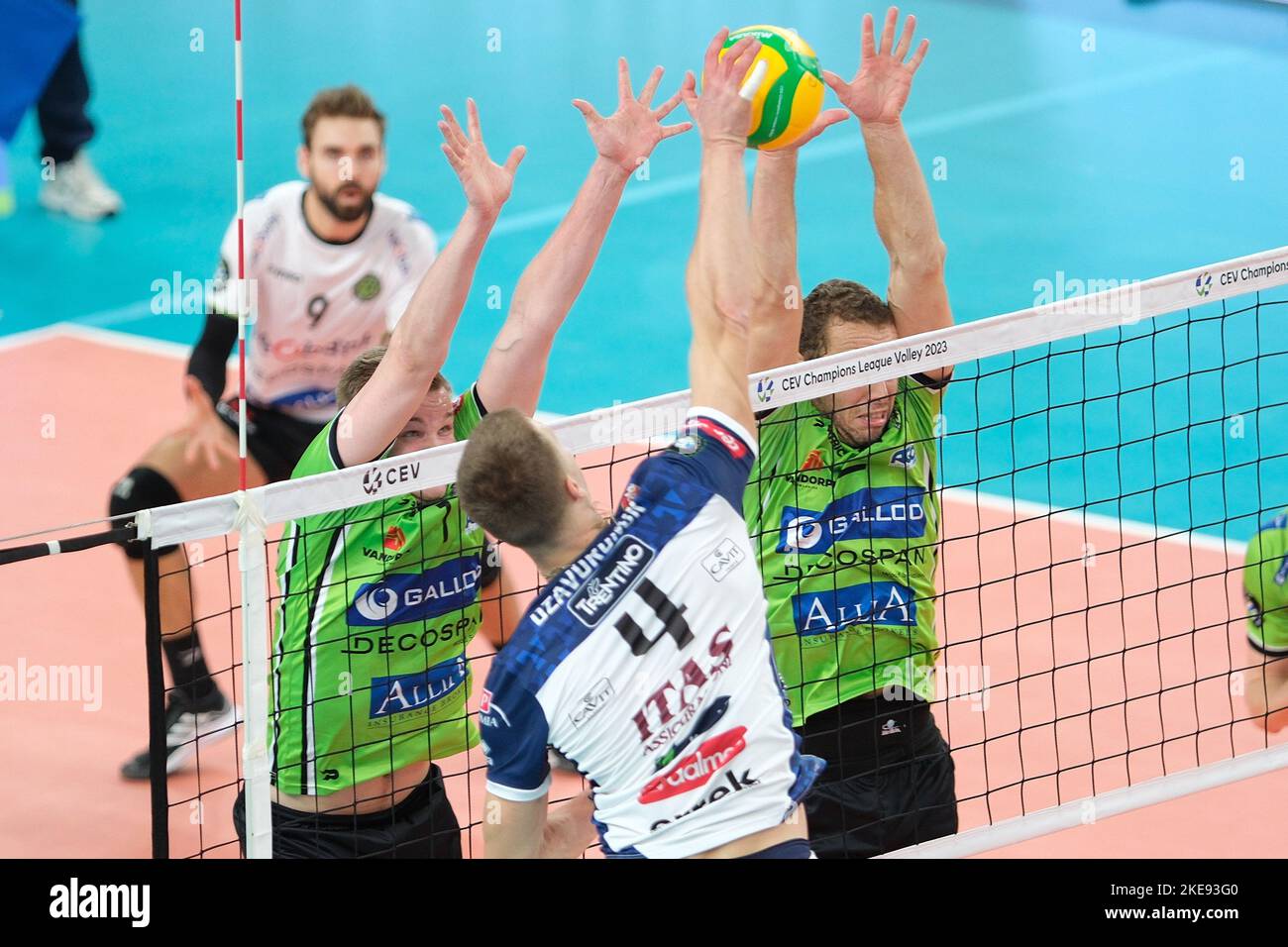 BLM Group Arena, Trient, Italien, 10. November 2022, Block von Jiri Hanninen - Decospan VT Menen beim ITAS Trentino gegen Decospan VT Menen - CEV Champions League Volleyballspiel Stockfoto