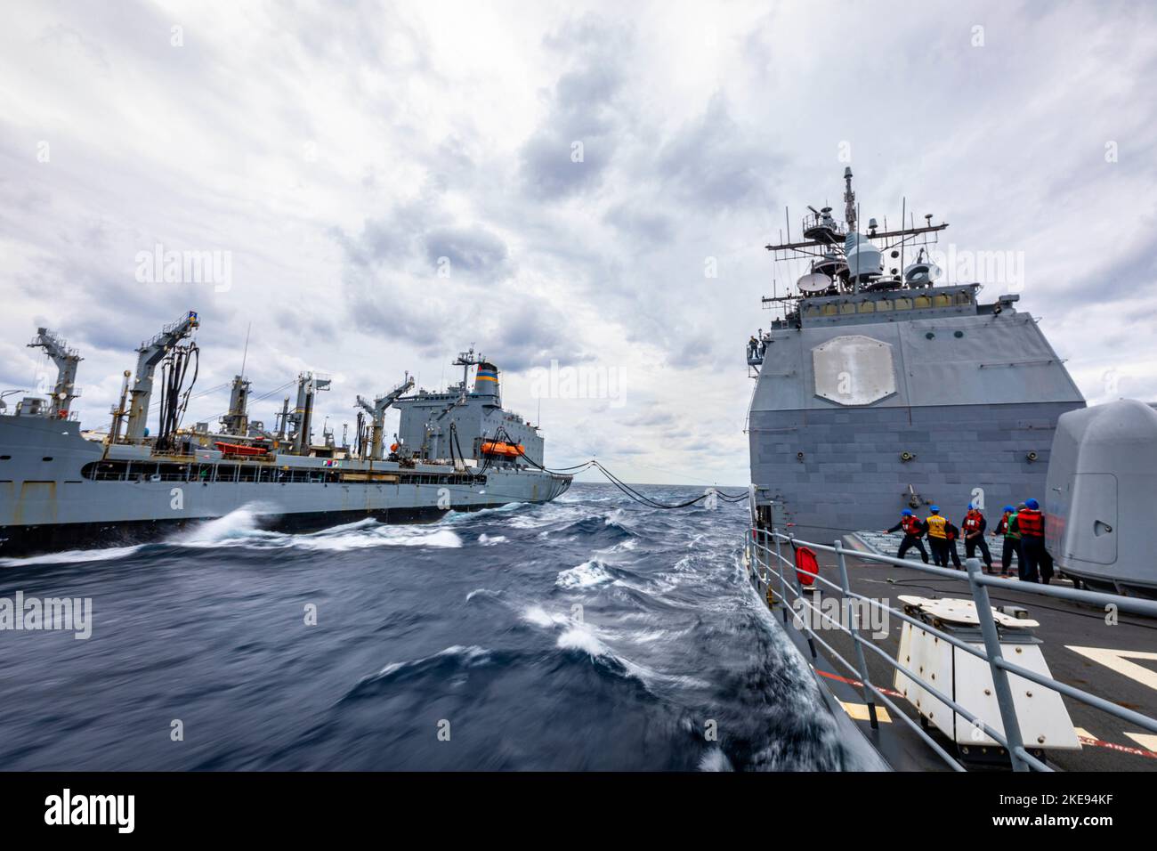 Philippinische See. 29. Oktober 2022. Der Ticonderoga-Klasse-Lenkraketen-Kreuzer USS Chancellorsville (CG 62) führt am Oktober im philippinischen Meer mit dem militärischen Sealift Command Henry J. Kaiser-Klasse einen Nachschuböler USNS Yukon (T-AO-202) durch. 28, 2022. Chancellorsville wird zur Unterstützung der Sicherheit und Stabilität im Indo-Pazifik-Raum in die US-7.-Flotte eingesetzt und ist dem Kommandanten der Task Force 70 zugewiesen, einer kampfbereiten Truppe, die das kollektive maritime Interesse ihrer Verbündeten und Partner in der Region schützt und verteidigt. (Bild: © U.S. Stockfoto