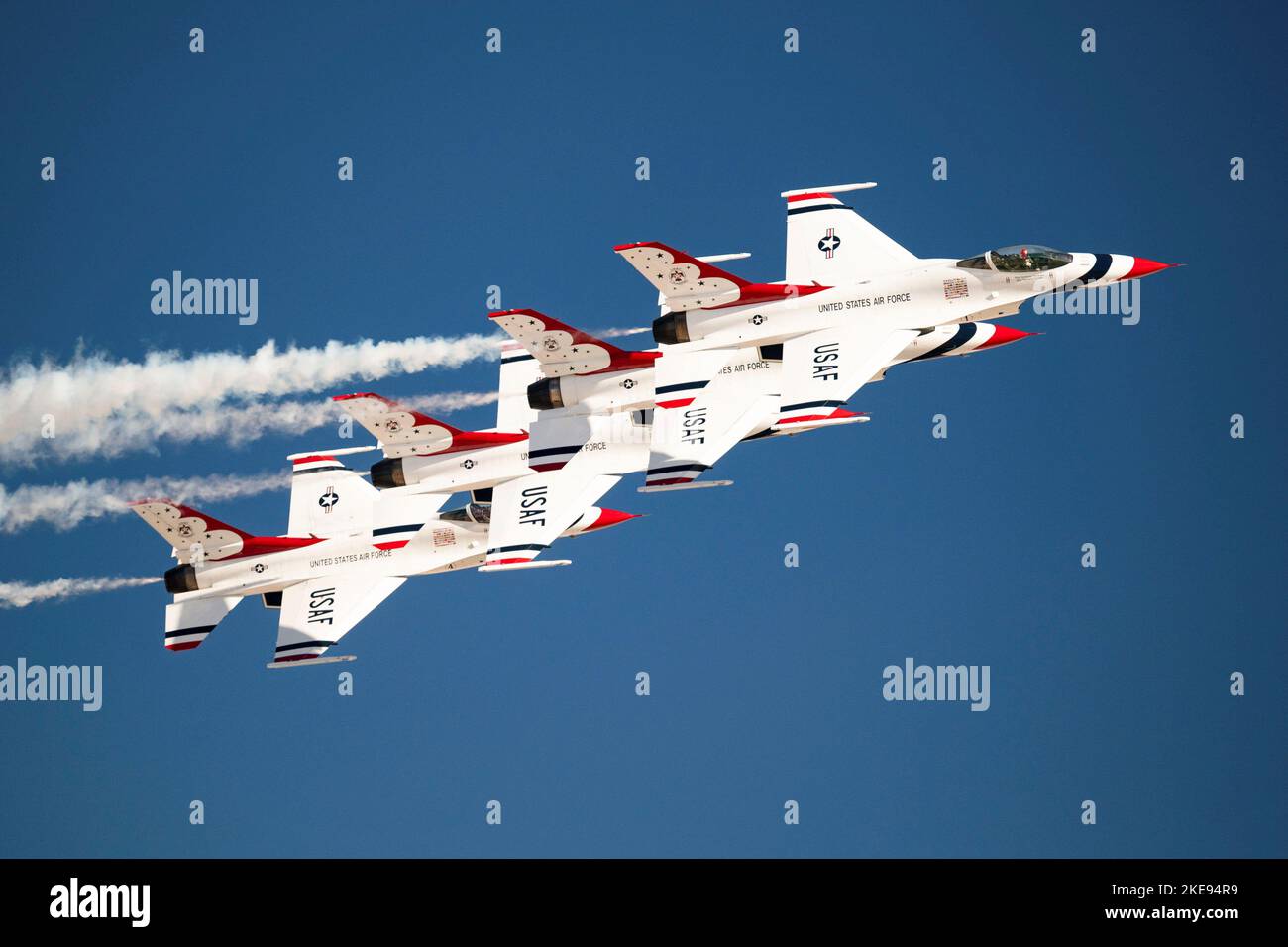 Nellis Air Force Base, Nevada, USA. 4.. November 2022. Vier F-16 Kampfjets von Falcon, die dem US Air Force Air Demonstration Squadron „Thunderbirds“ während der Luftfahrtmesse Aviation Nation 2022 auf der Nellis Air Force Base, Nevada, im November zugewiesen wurden. 5, 2022. Die Thunderbirds führen Manöver durch, die testen und zeigen, was von jedem Kampfflieger benötigt wird. Quelle: U.S. Air Force/ZUMA Press Wire Service/ZUMAPRESS.com/Alamy Live News Stockfoto