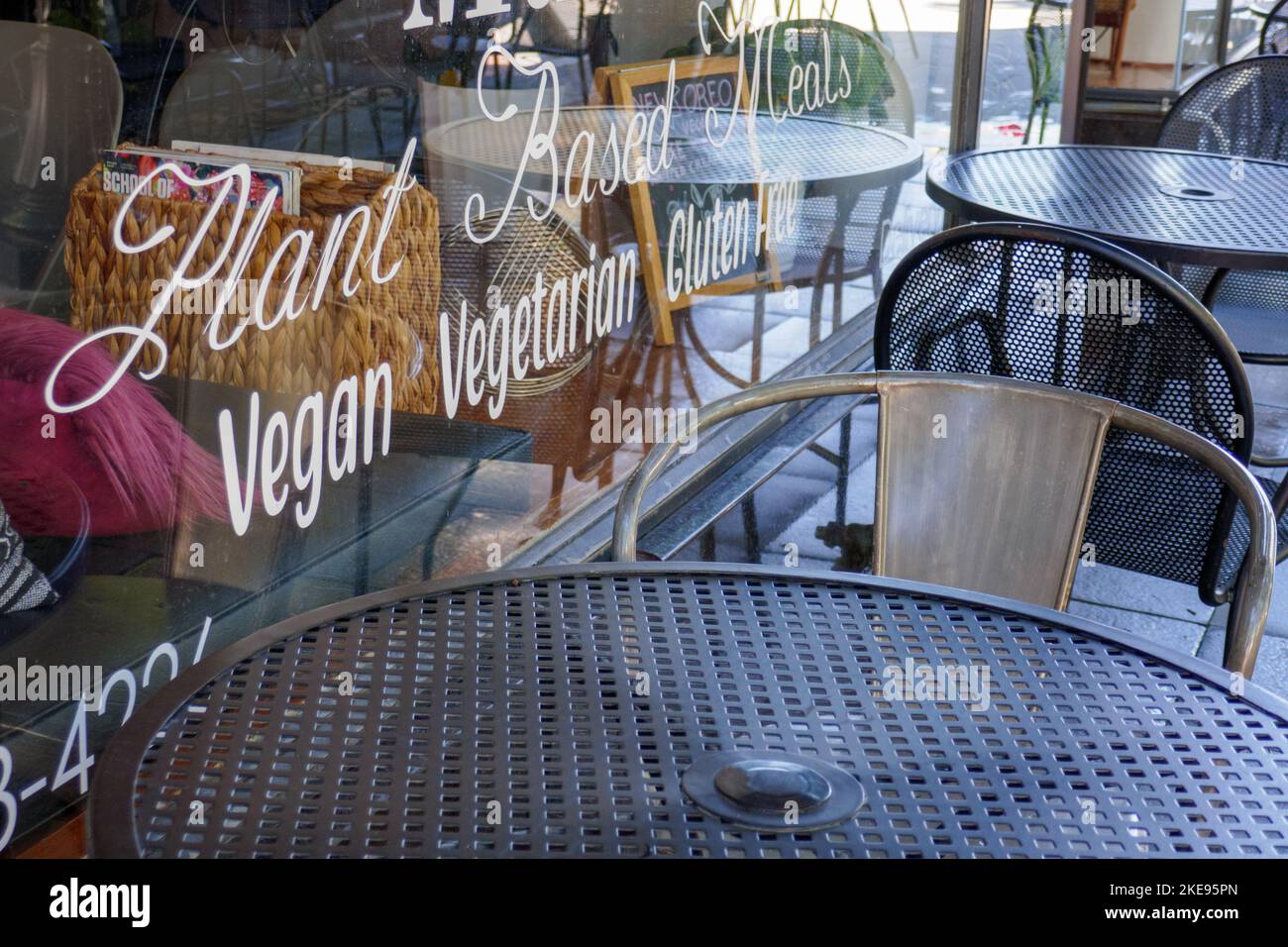 Straßencafé, veganes/vegetarisches Restaurant. Oak Park, Illinois. Stockfoto