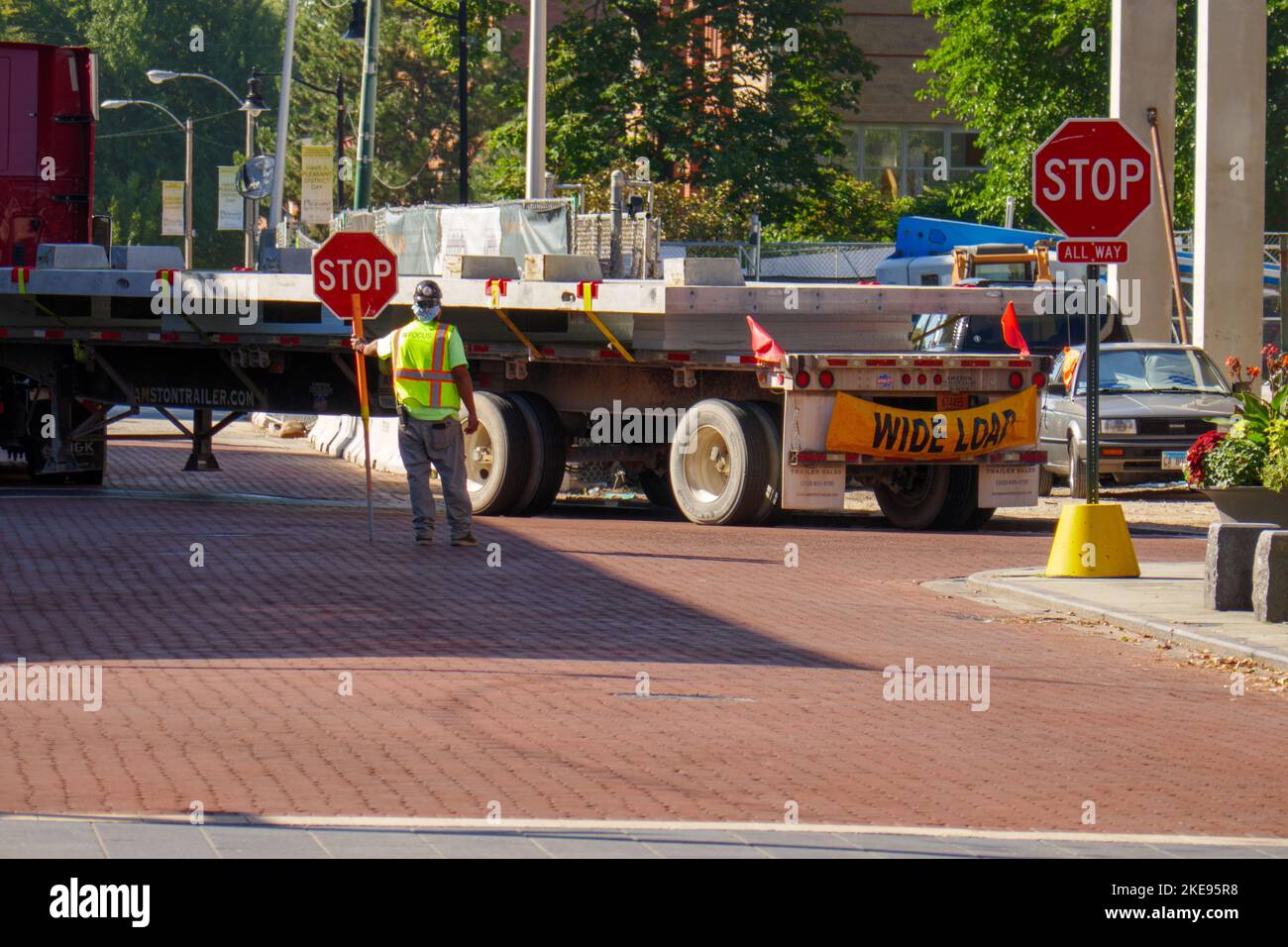 Flagger hält das Stoppschild auf der Baustelle. Stockfoto