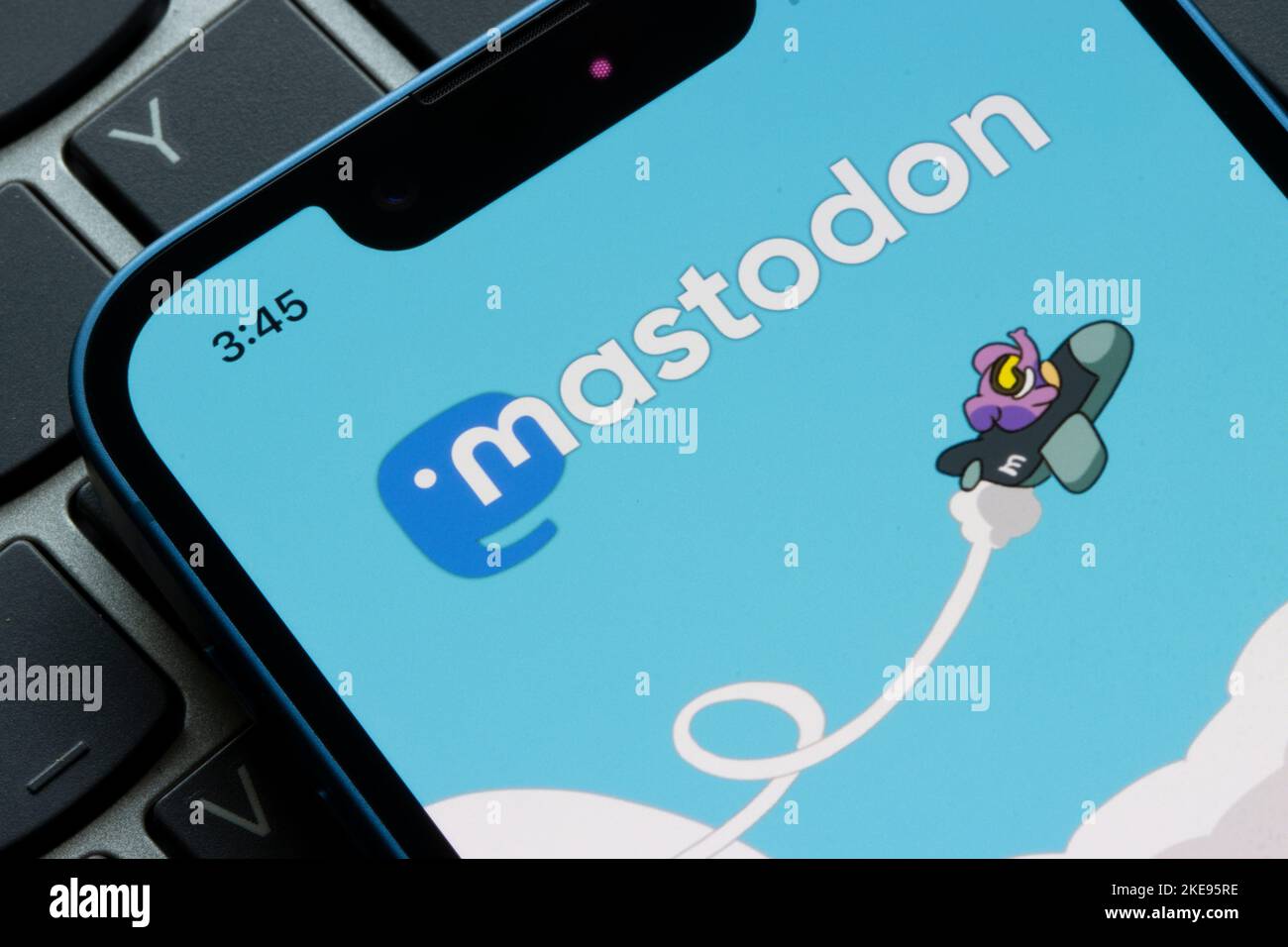 Das Mastodon-Logo ist auf der Anmeldeseite der Mastodon-App zu sehen. Mastodon, eine dezentrale Plattform, gewinnt nach Elon Musks Twitter-Übernahme schnell Nutzer. Stockfoto