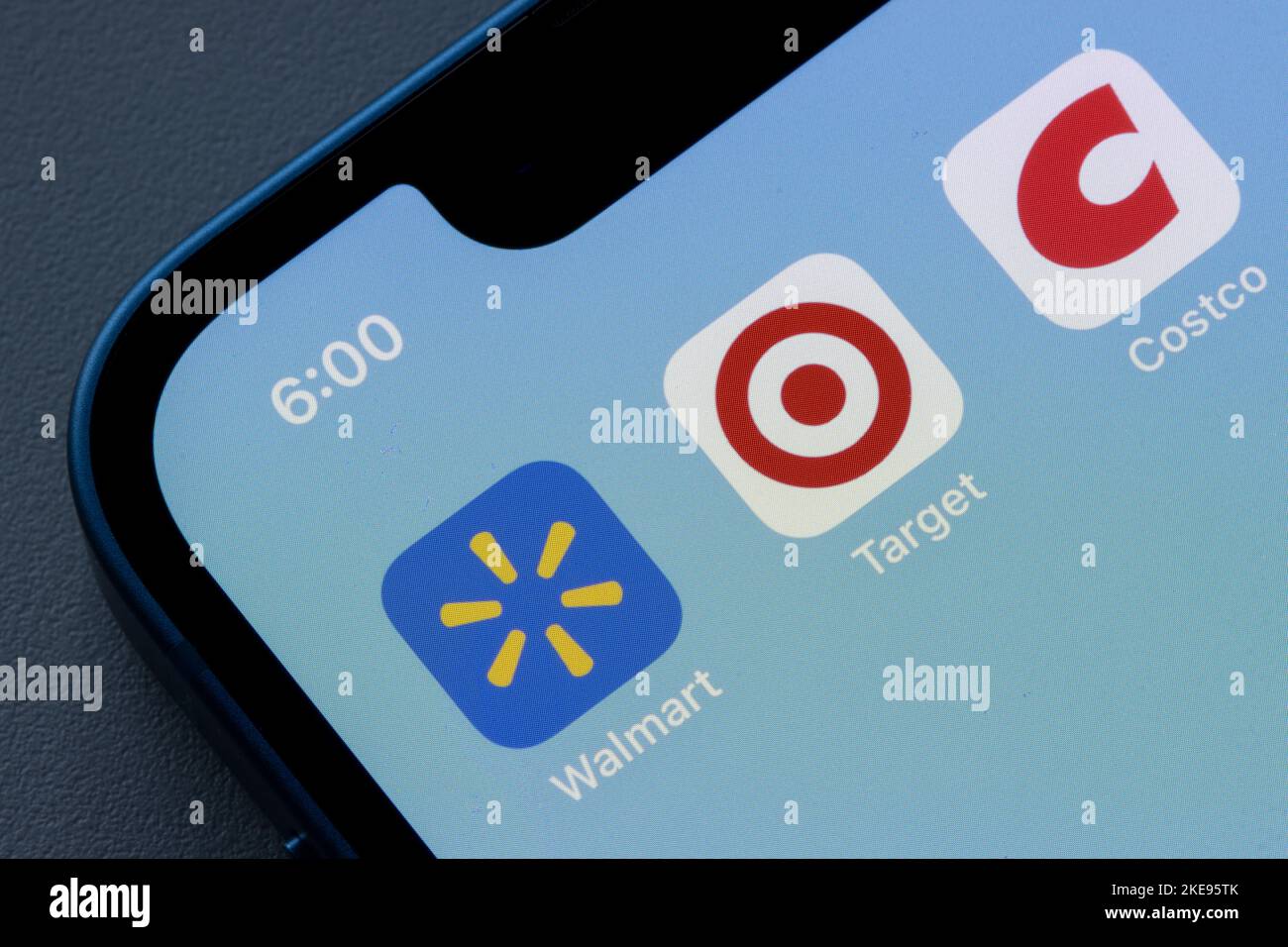 Symbole für die mobilen Apps Walmart, Target und Costco werden auf einem iPhone angezeigt. Konzept der Einzelhandelskonkurrenten. Stockfoto