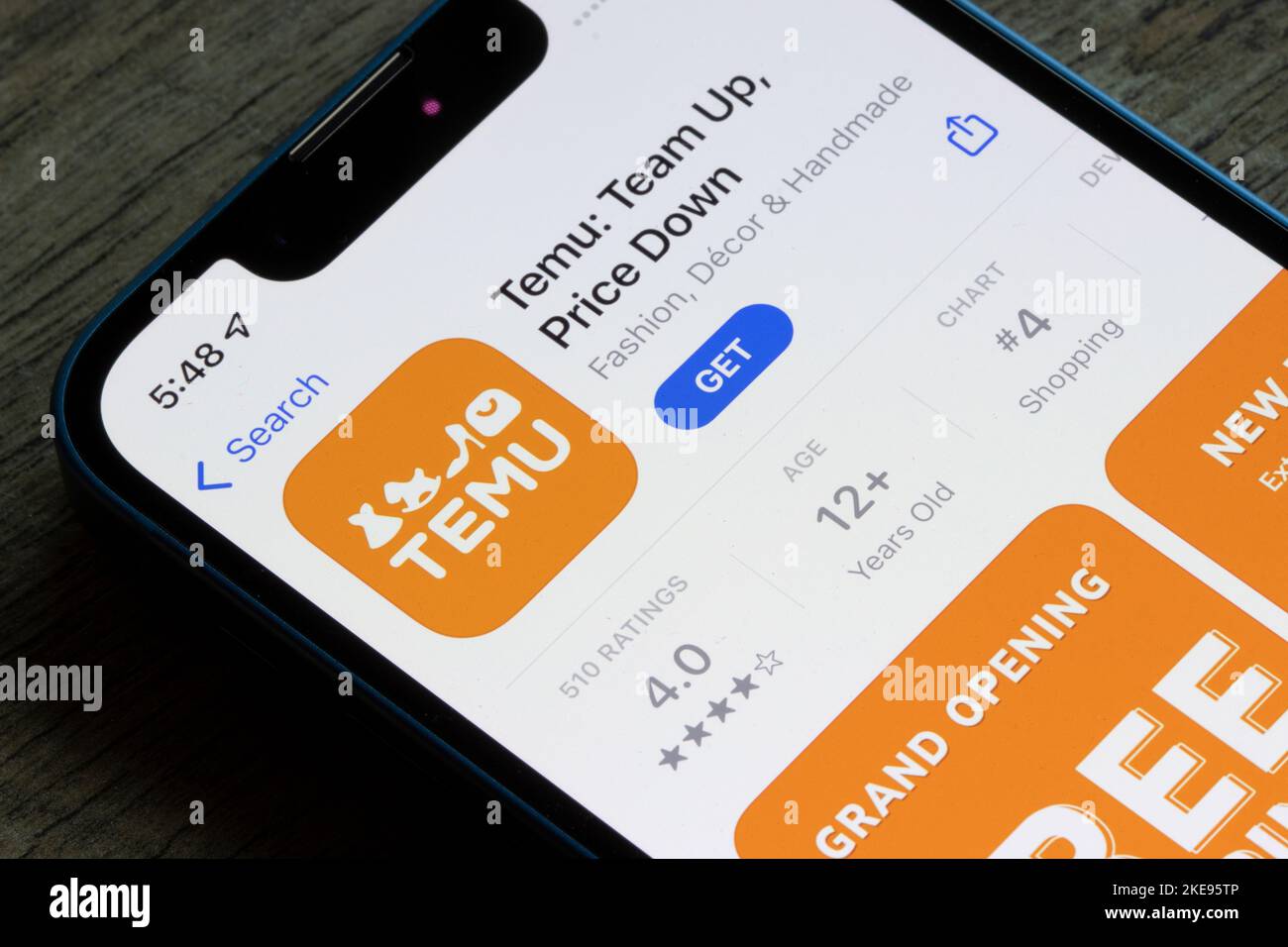 Die Temu-App wird im App Store auf einem iPhone angezeigt. Temu ist ein Online-Marktplatz und eine Tochtergesellschaft der chinesischen E-Commerce-Plattform Pinduoduo. Stockfoto