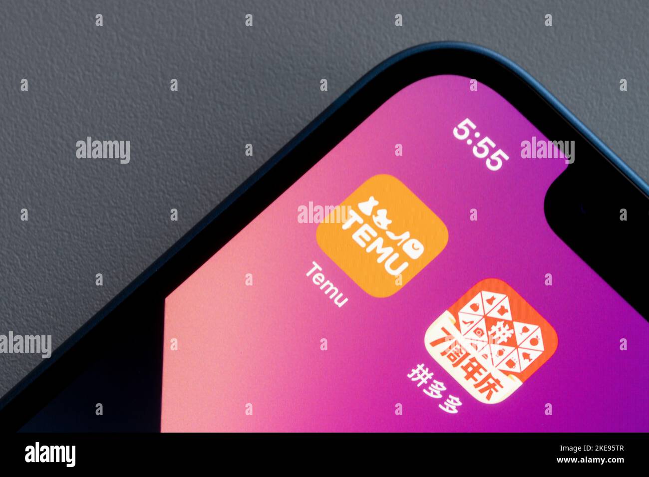 Temu- und Pinduoduo-App-Symbole werden auf einem iPhone angezeigt. Temu ist ein Online-Marktplatz und eine Tochtergesellschaft der chinesischen E-Commerce-Plattform Pinduoduo. Stockfoto