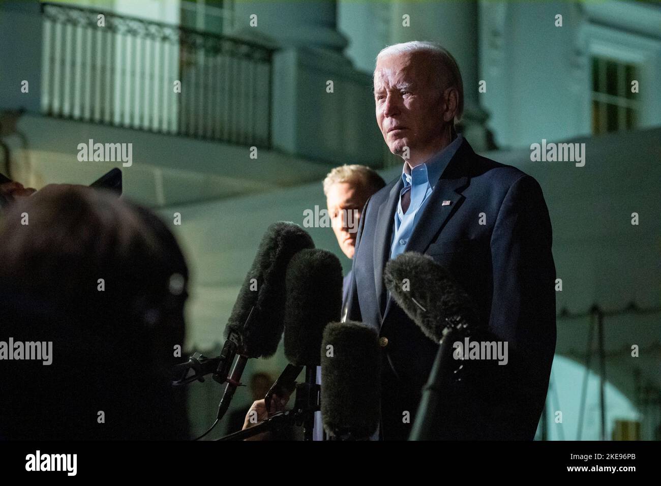 Washington, Usa. 10.. November 2022. Präsident Joe Biden Biden spricht mit der Presse, bevor er am Donnerstag, dem 10. November 2022, zu Marine One auf dem Weg zur gemeinsamen Basis Andrews geht, um eine siebentägige diplomatische Tour durch Ägypten, Kambodscha und Indonesien im Weißen Haus in Washington, DC, zu beginnen. Foto von Ken Cedeno/Pool/Sipa USA Credit: SIPA USA/Alamy Live News Stockfoto