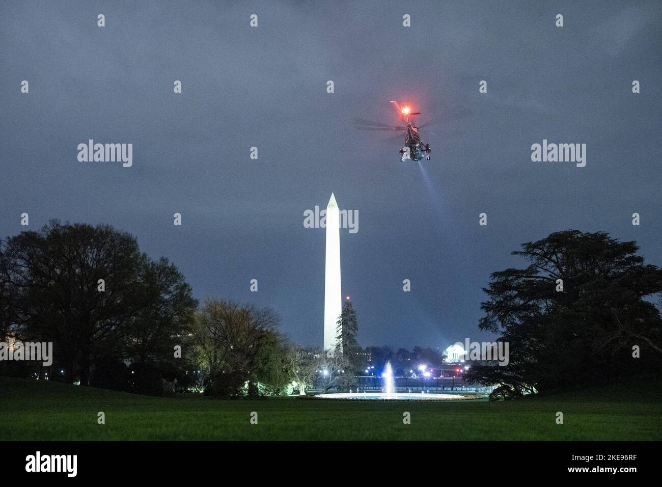 Washington, Usa. 10.. November 2022. Präsident Joe Biden Biden spricht mit der Presse, bevor er am Donnerstag, dem 10. November 2022, zu Marine One auf dem Weg zur gemeinsamen Basis Andrews geht, um eine siebentägige diplomatische Tour durch Ägypten, Kambodscha und Indonesien im Weißen Haus in Washington, DC, zu beginnen. Foto von Ken Cedeno/UPI Credit: UPI/Alamy Live News Stockfoto