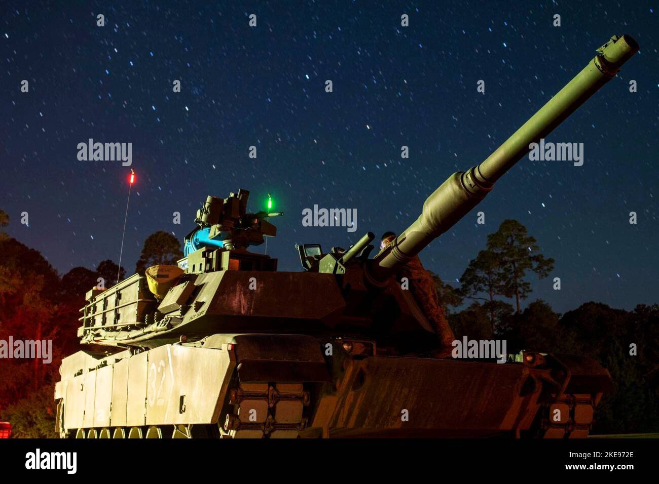 Fort Stewart, Georgia, USA. 24. September 2022. Ein modernisierter Panzer M1A2 SEPv3 Abrams, der der Bravo Company, dem Bataillon 2., dem Panzerregiment 69. und dem Kampfteam der 2. Panzerbrigade zugewiesen wurde, wartet in der Schlange auf die Schulung des NachttischVI-Bedieners für neue Ausrüstung in Fort Stewart, Georgia, am 24. September 2022. Die 'Spartan Brigade', 2. ABCT, 3. ID, ist die erste Brigade der Armee, die die Modernisierung gemäß dem neuen regionalabgestimmten Bereitschaftungs- und Modernisierungsmodell der Armee, ReARMM, Und ist auf Gleitpfad, um eine Rotation im National Training Center in Fort Irwin, Kalifornien, durchzuführen, um seine r zu validieren Stockfoto