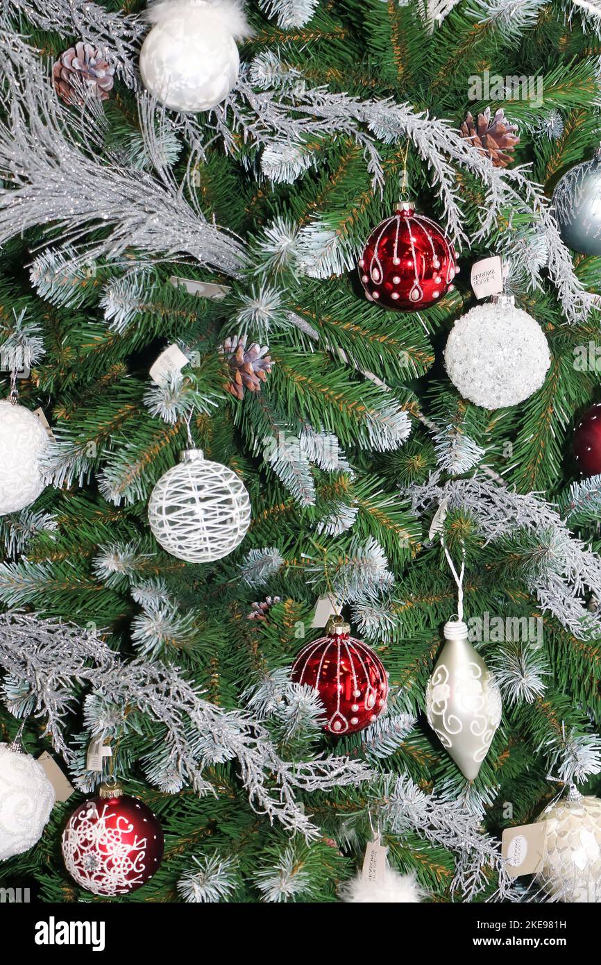 Detail von Weihnachtsbaum mit funkelnden Ornamenten Dekor Stockfoto