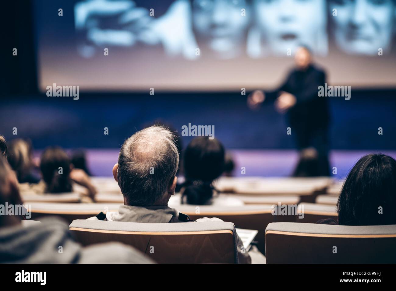 Referent, der bei einer Geschäftsveranstaltung im Konferenzsaal spricht. Rückansicht von nicht erkennbaren Personen im Konferenzsaal. Business und Entrepreneurship Konzept Stockfoto