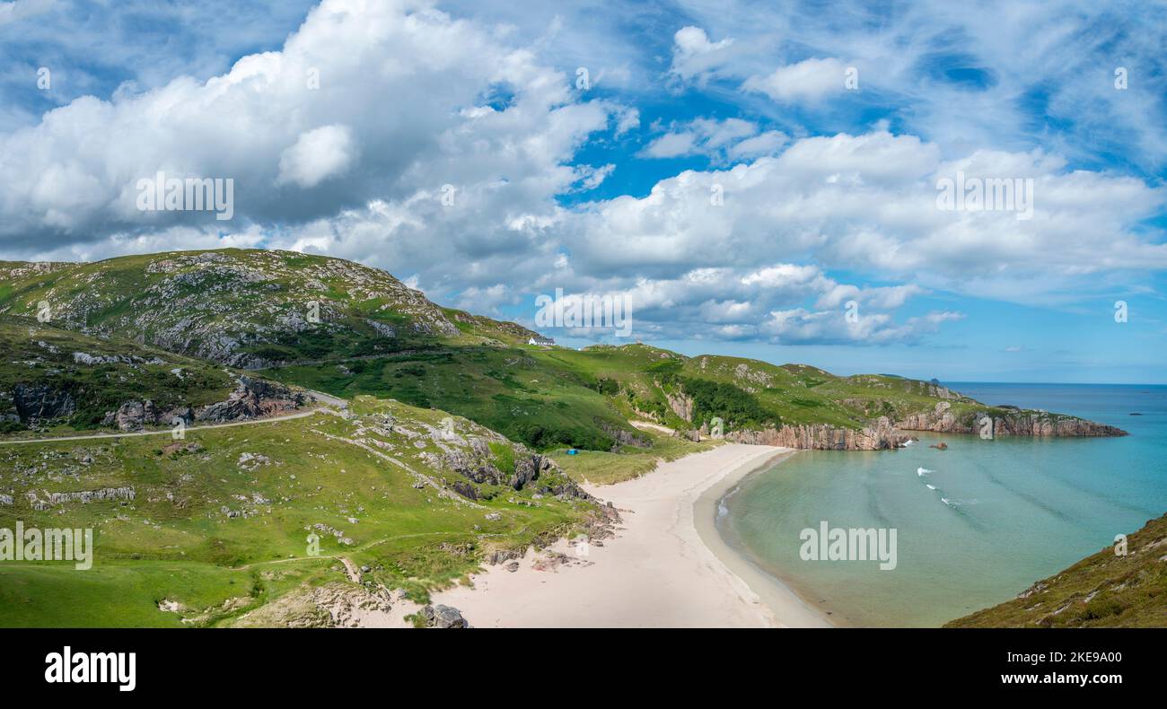 Schottischer Campingplatz, atemberaubender Sand, ruhiges, azurblaues atlantisches Meer, sonniger Sommermorgen, mit Gras bewachsen, unter dem Beinn Ceannabeinne Berg, wunderschöne Stockfoto