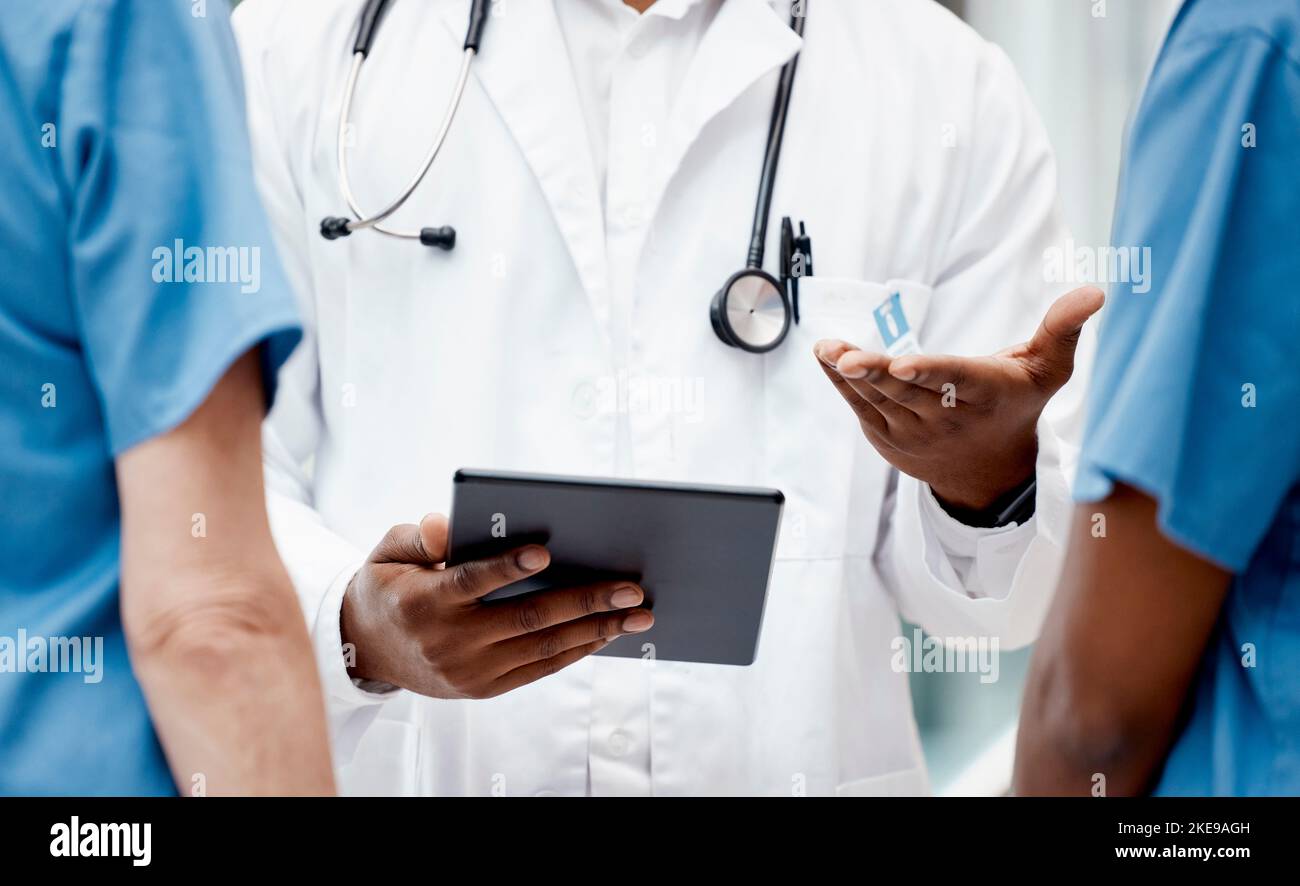 Digitales Tablet, Teamwork und Ärzteteam planen gemeinsam im Krankenhaus eine medizinische Strategie. Zusammenarbeit, Technologie und Nahaufnahme einer Gruppe von Stockfoto