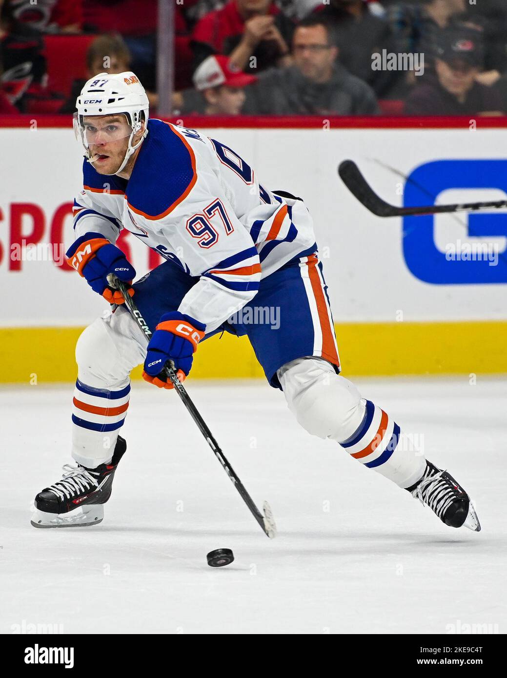 Raleigh, North Carolina, USA. 10.. November 2022. Edmonton Oilers Center Connor McDavid (97) tanzt Eis mit dem Puck während eines Spiels zwischen den Edmonton Oilers und den Carolina Hurricanes in der PNC Arena in Raleigh, NC, am 10. November 2022. (Bild: © Spencer Lee/ZUMA Press Wire) Stockfoto