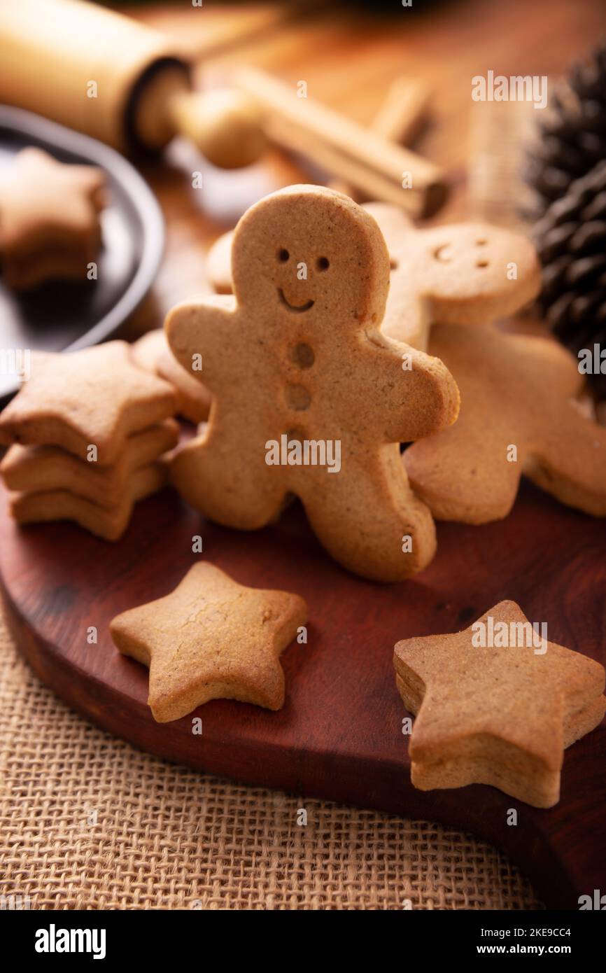 Hausgemachte Lebkuchenkekse für Männer und sternförmige Kekse, die traditionell zu Weihnachten und den Feiertagen zubereitet werden. Stockfoto