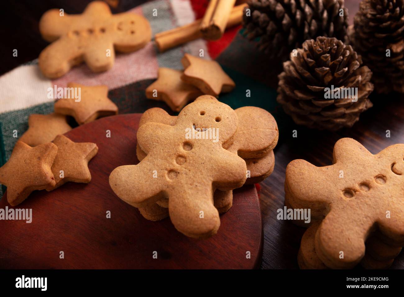 Hausgemachte Lebkuchenkekse, traditionell zu Weihnachten und den Feiertagen hergestellt. Stockfoto