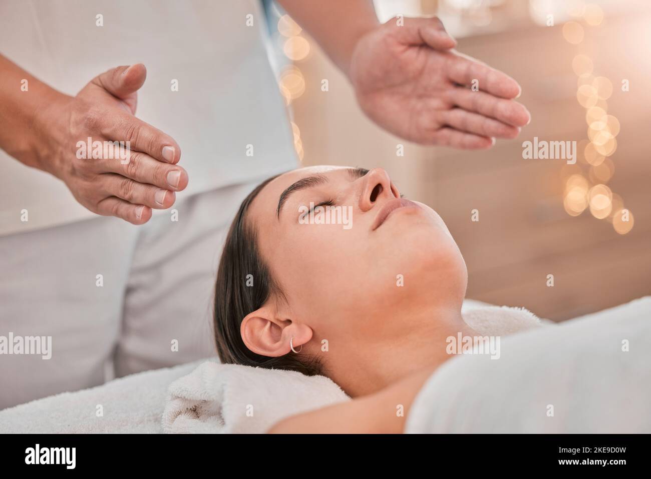 Spa, Massage und reiki mit dem Kopf der Frau für Energie, Chakra und spirituelle Therapie. Gesundheit, Wellness und ganzheitliche Heilung mit Händen des Therapeuten in Stockfoto
