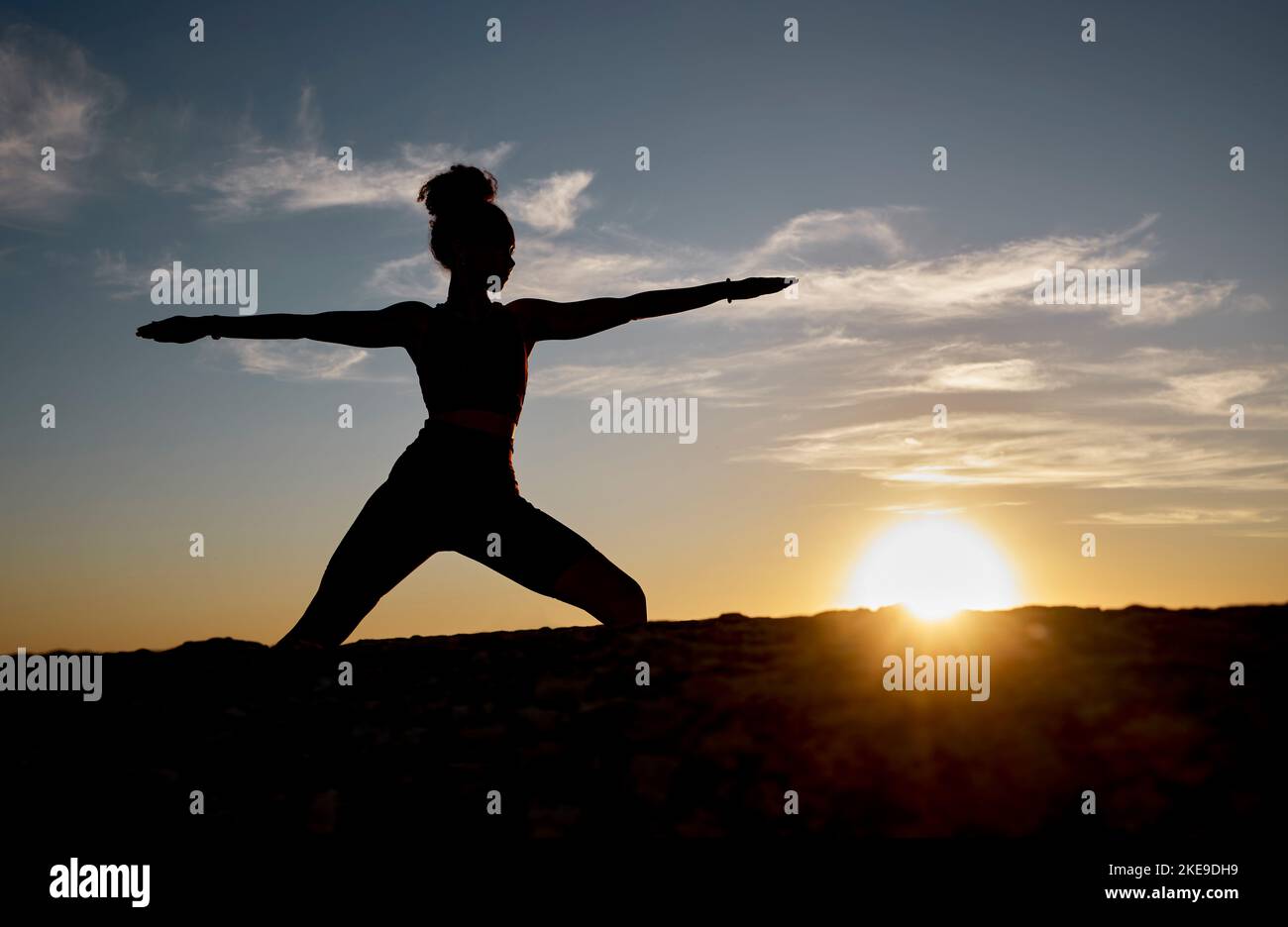 Silhouette, Yoga und Sonnenuntergang mit Frau auf Rock für Training, Fitness und Zen Wellness. Spirituell, Glauben und Gesundheit mit Pilates Mädchen Training mit Stockfoto