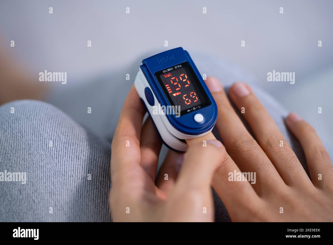 Afrikanische Hand Puls Herzfrequenz Und Oximeter Stockfoto