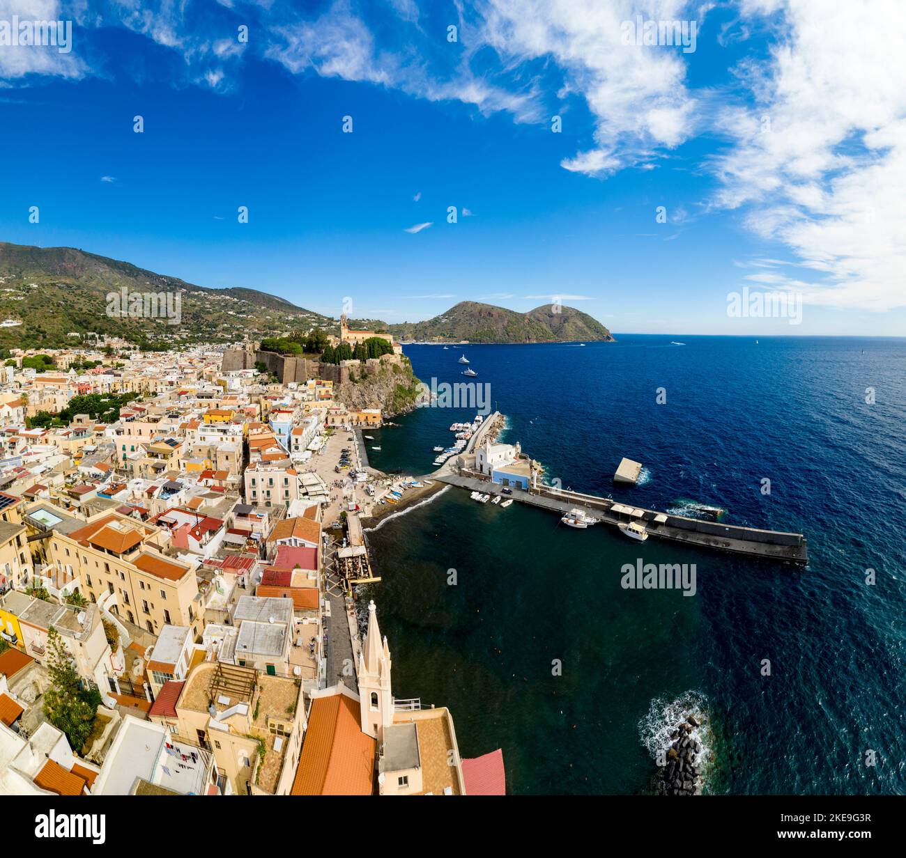 Hochwinkelansicht der Stadt Lipari und der antiken Festung Lipari Island, Äolischen Inseln, Italien Stockfoto