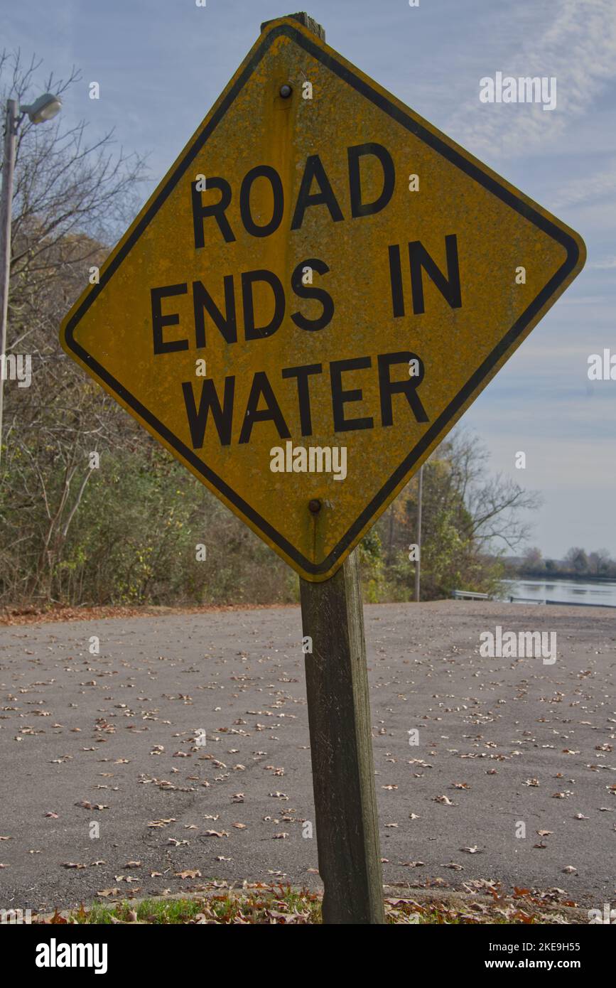 Die Straße endet im Wasserzeichen Stockfoto