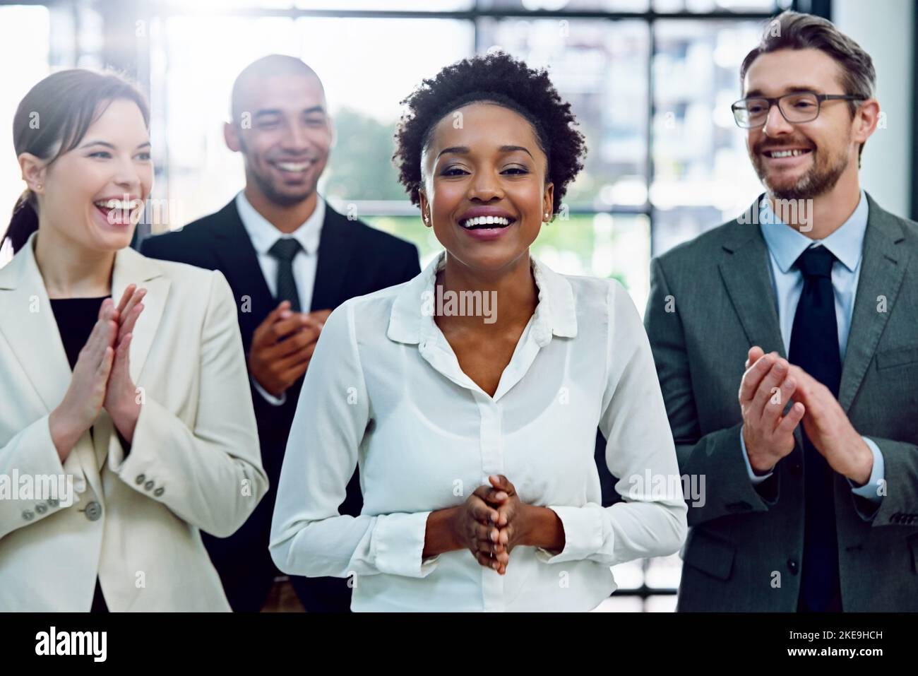 Anerkennung ist die Belohnung für harte Arbeit. Porträt einer erfolgreichen Geschäftsfrau, die von ihren Kollegen im Büro applaudiert wird. Stockfoto
